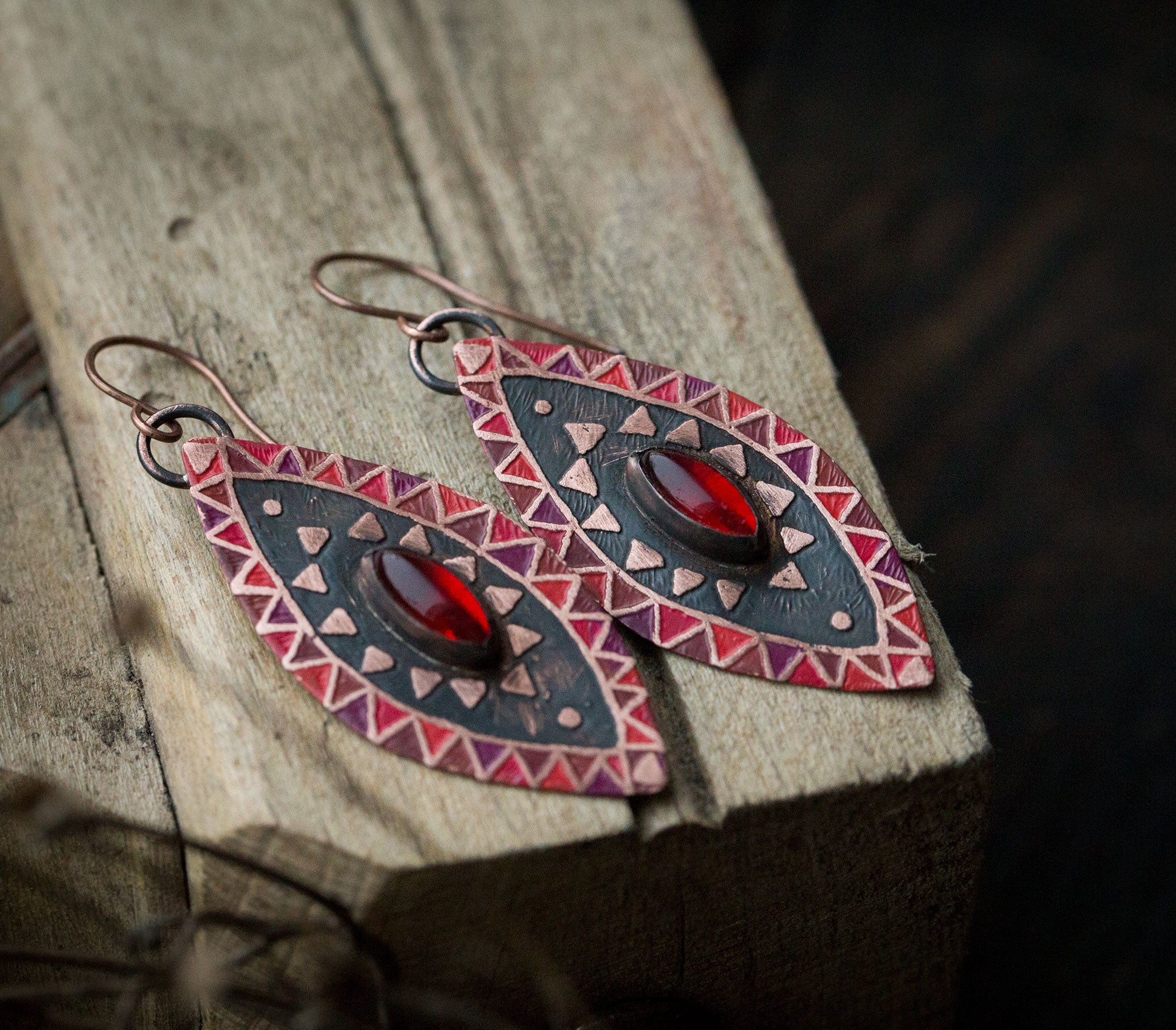 Czerwone kolczyki z rubinem i etnicznym wzorem