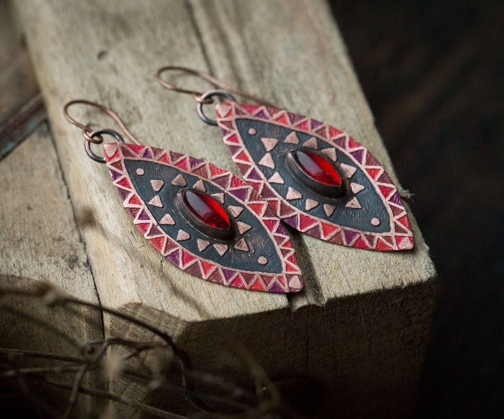 Czerwone kolczyki z rubinem i etnicznym wzorem