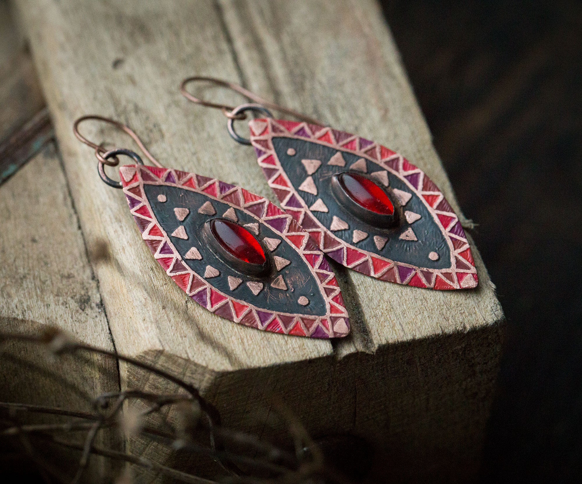 Czerwone kolczyki z rubinem i etnicznym wzorem