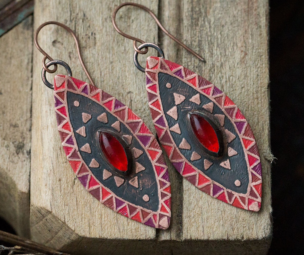 Czerwone kolczyki z rubinem i etnicznym wzorem