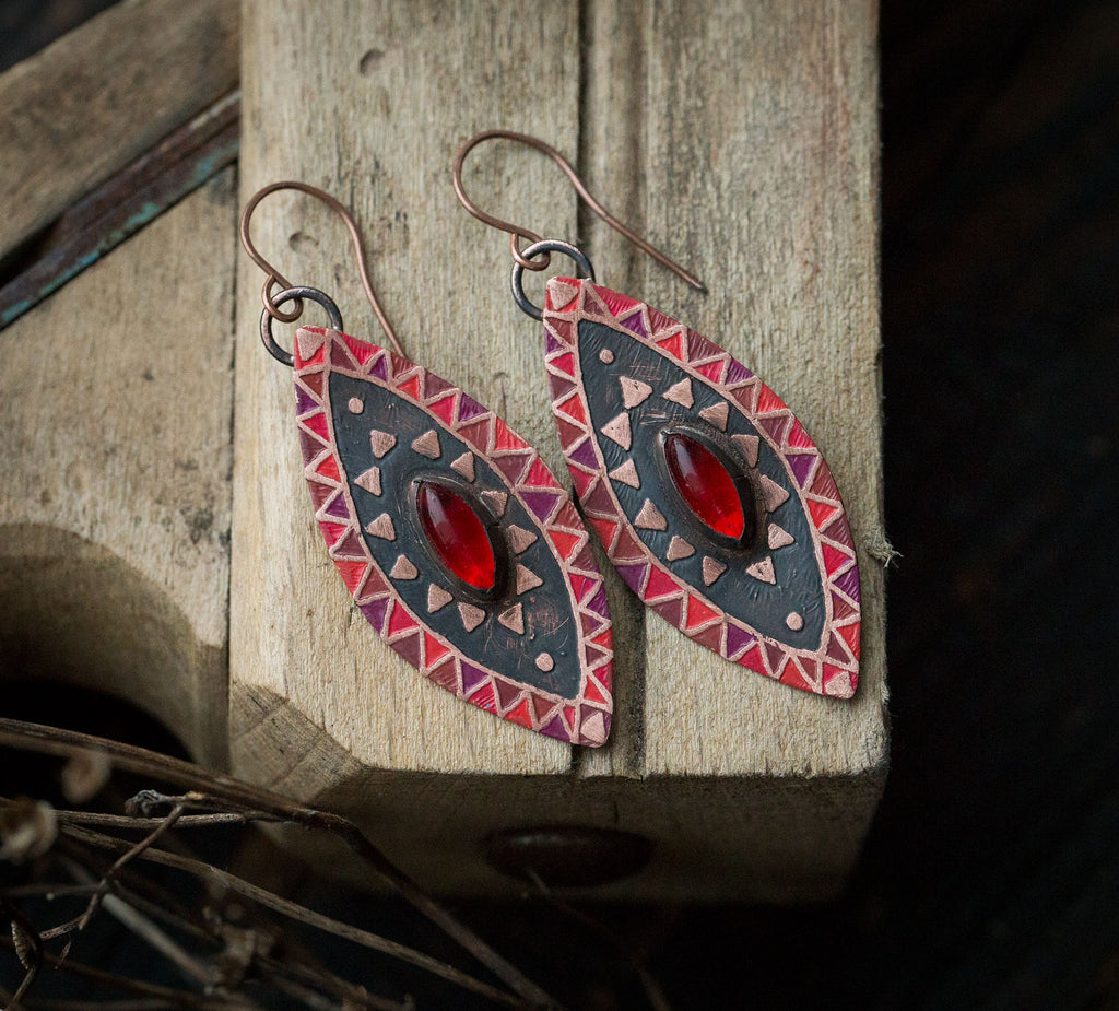 Czerwone kolczyki z rubinem i etnicznym wzorem