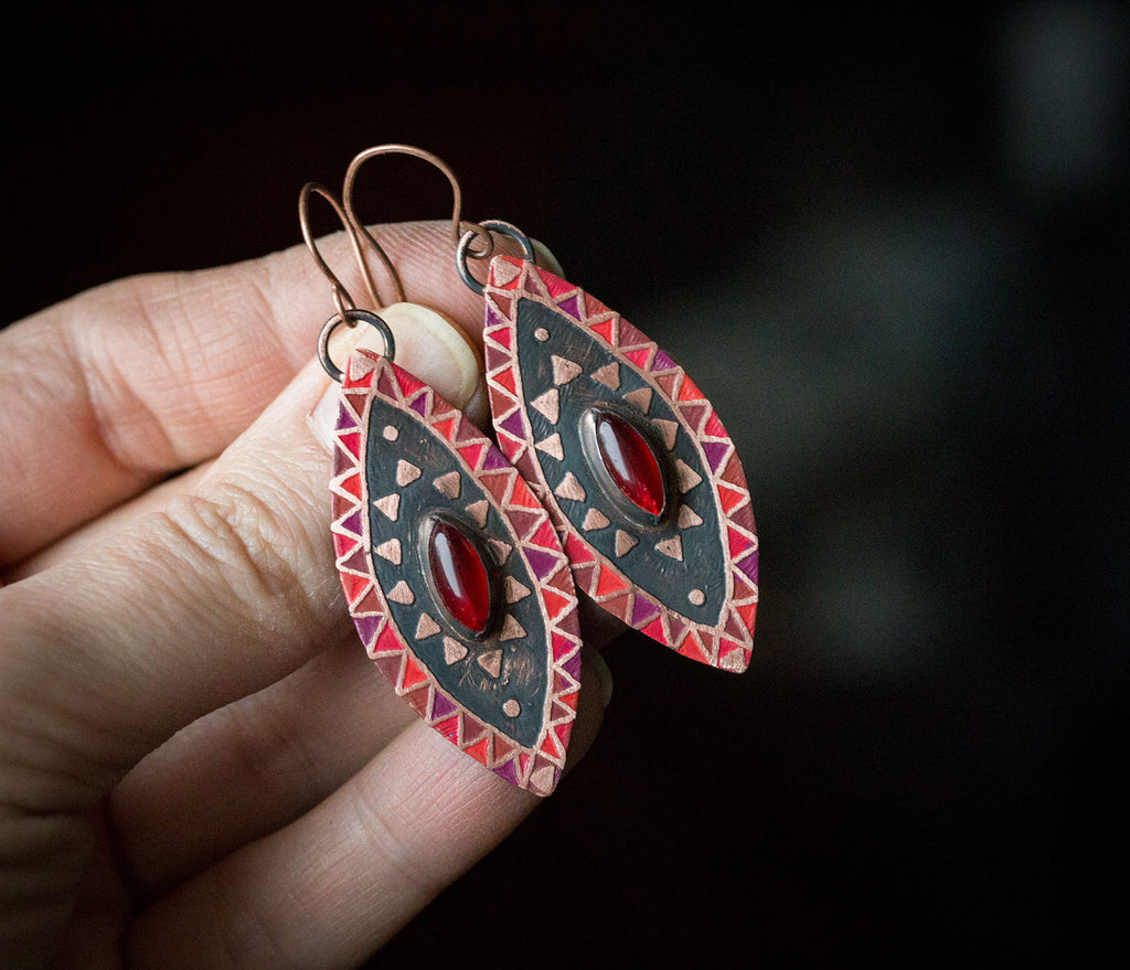 Czerwone kolczyki z rubinem i etnicznym wzorem