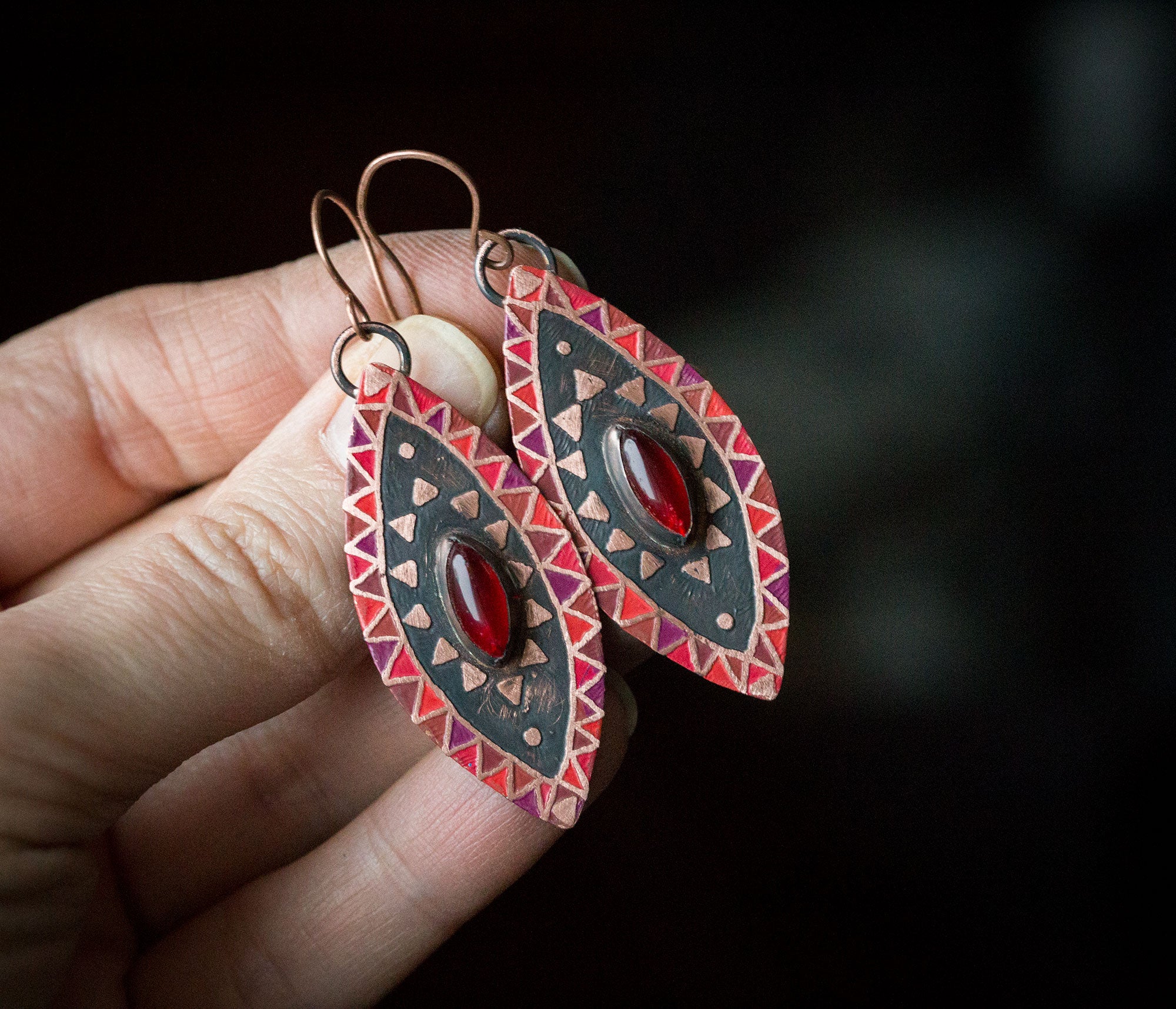 Czerwone kolczyki z rubinem i etnicznym wzorem