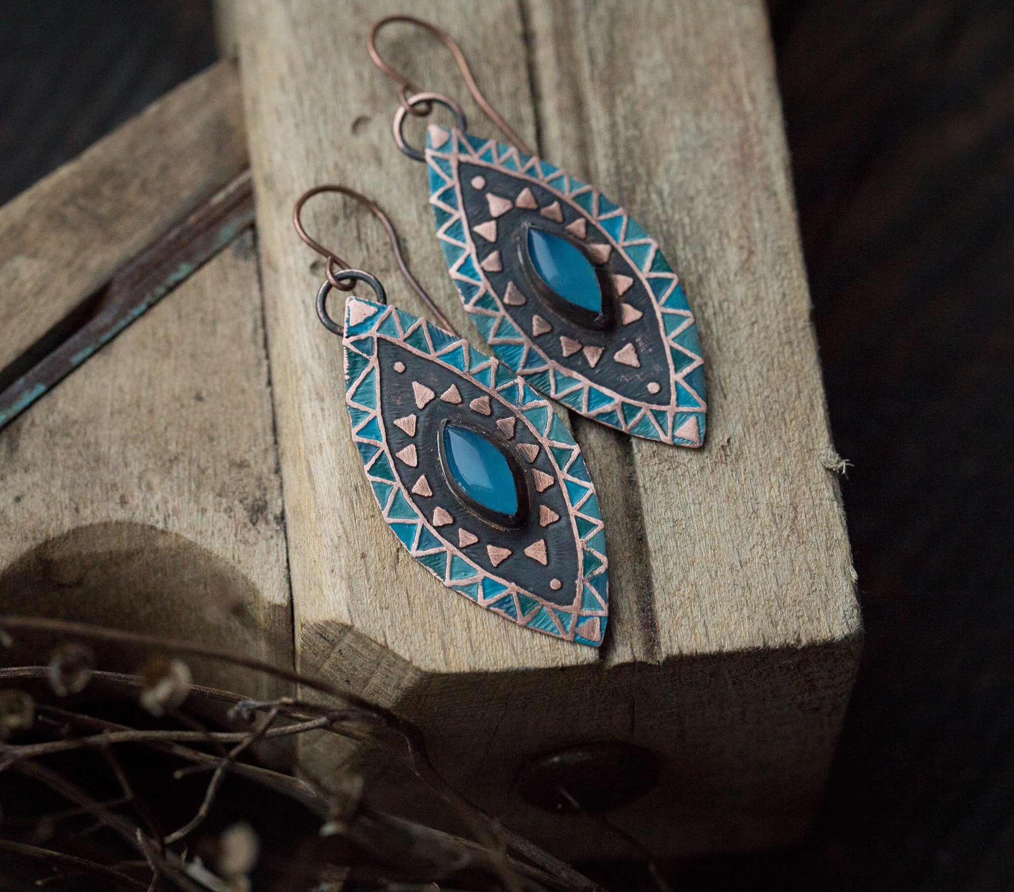 Niebieskie kolczyki z agatem i etnicznym wzorem