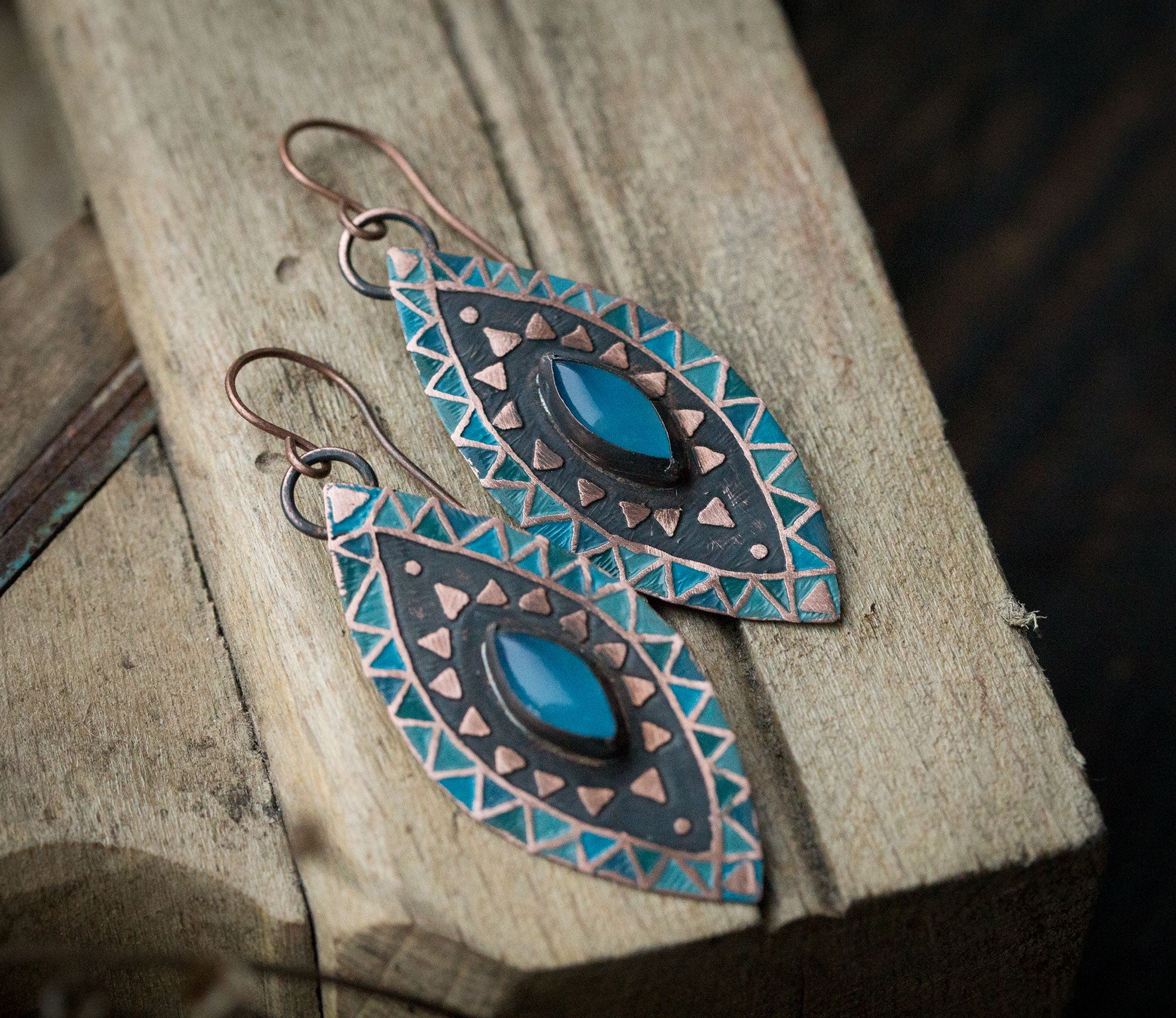 Niebieskie kolczyki z agatem i etnicznym wzorem