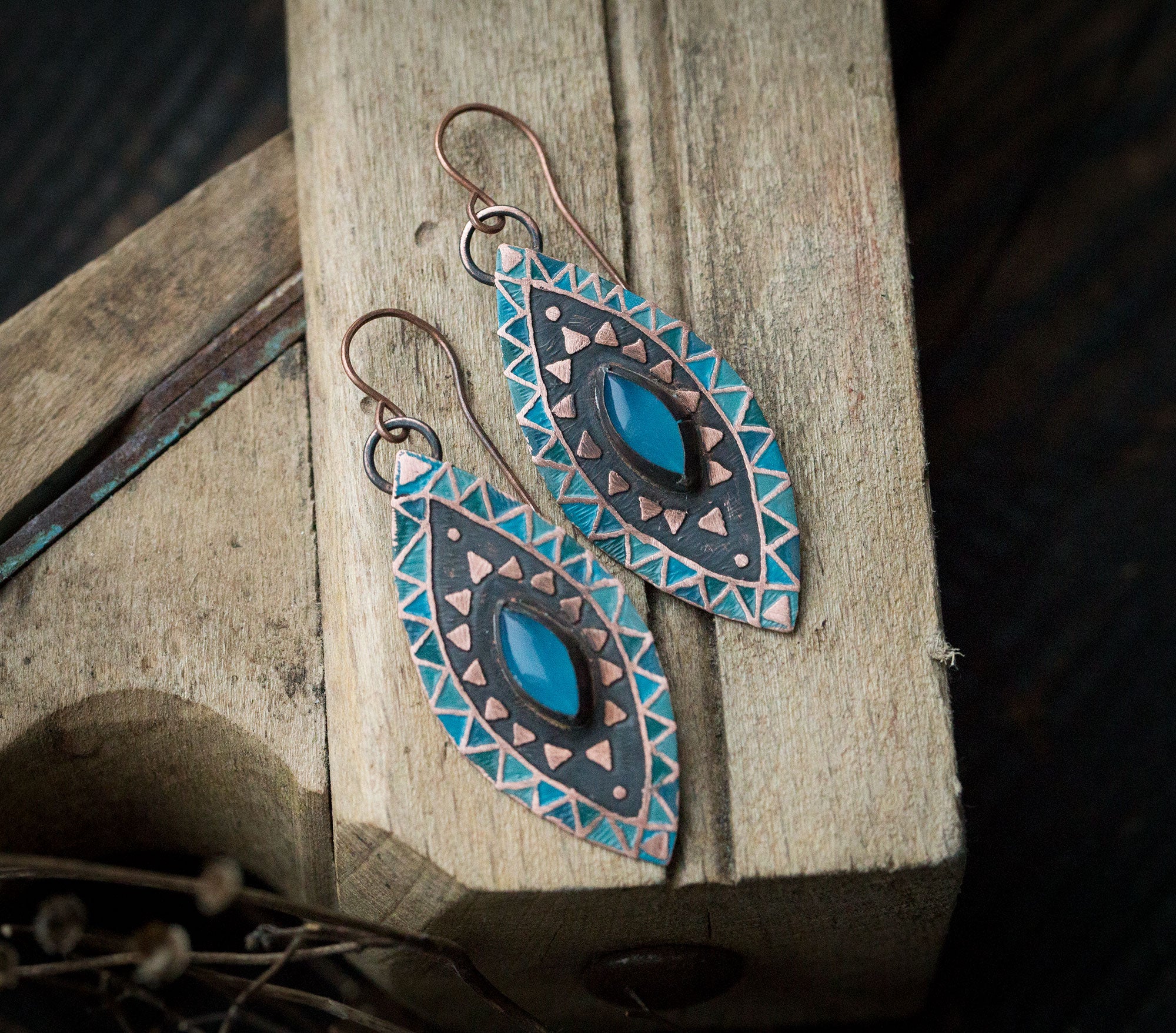 Niebieskie kolczyki z agatem i etnicznym wzorem