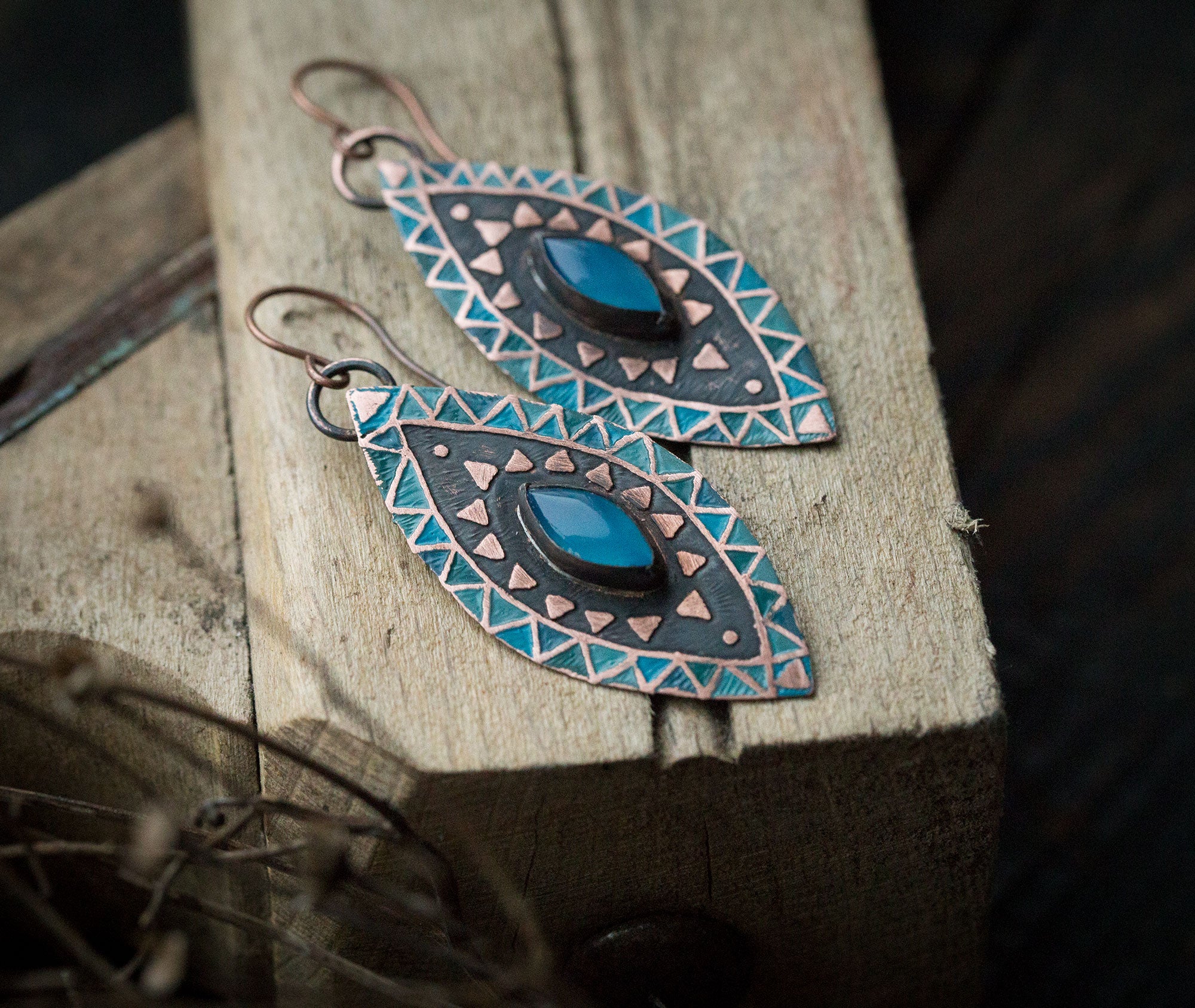 Niebieskie kolczyki z agatem i etnicznym wzorem