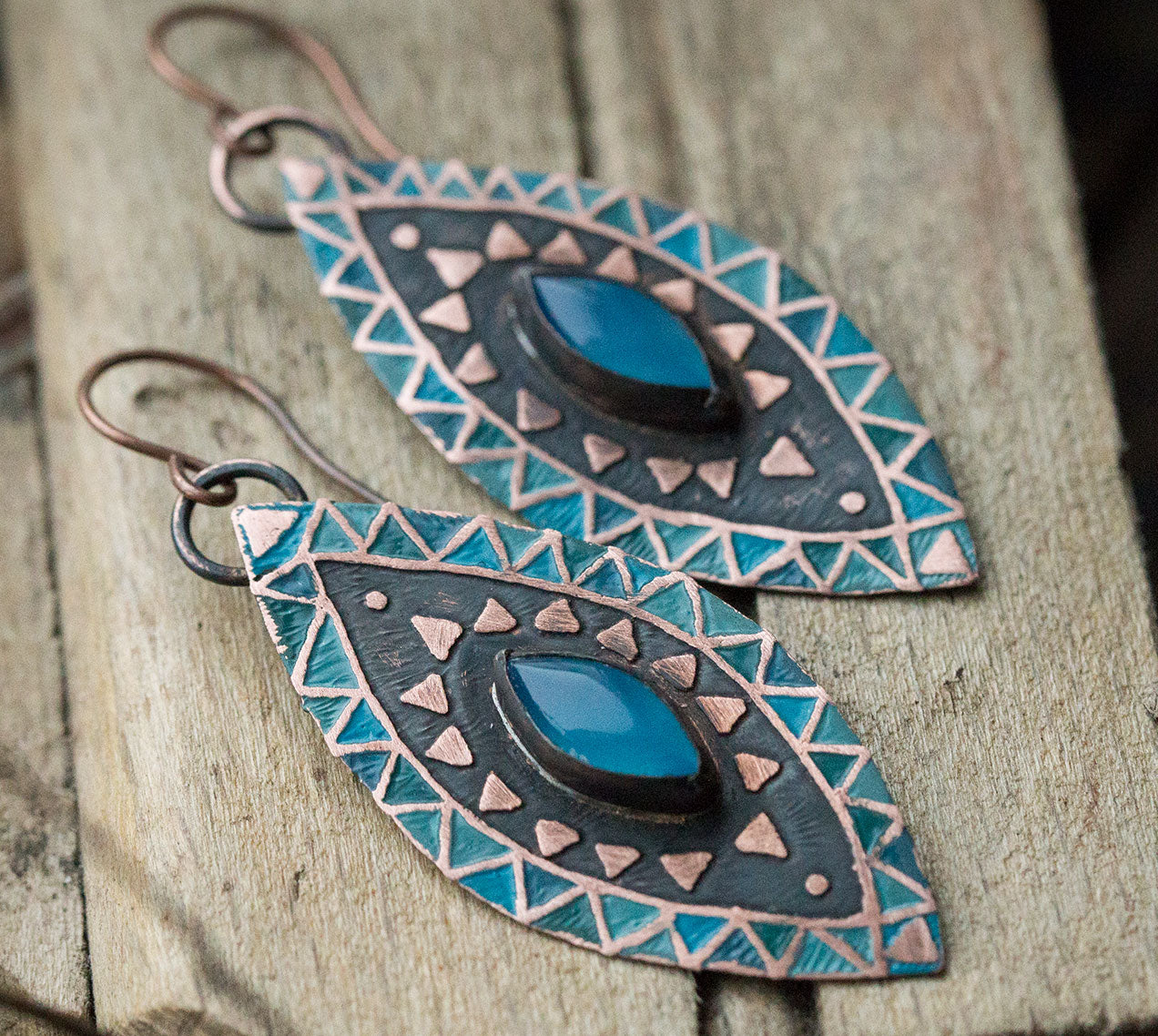 Niebieskie kolczyki z agatem i etnicznym wzorem