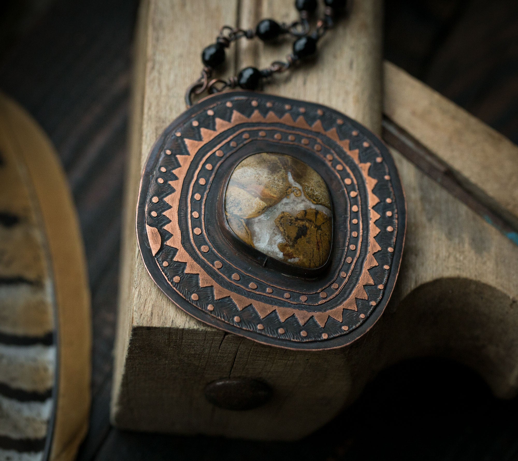 Naszyjnik z jaspisem, kwarcem i onyksem