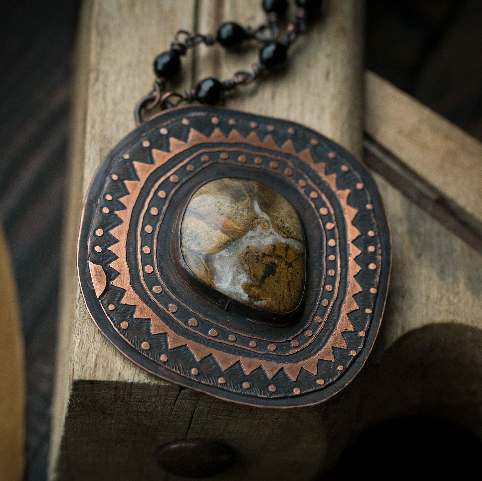 Naszyjnik z jaspisem, kwarcem i onyksem