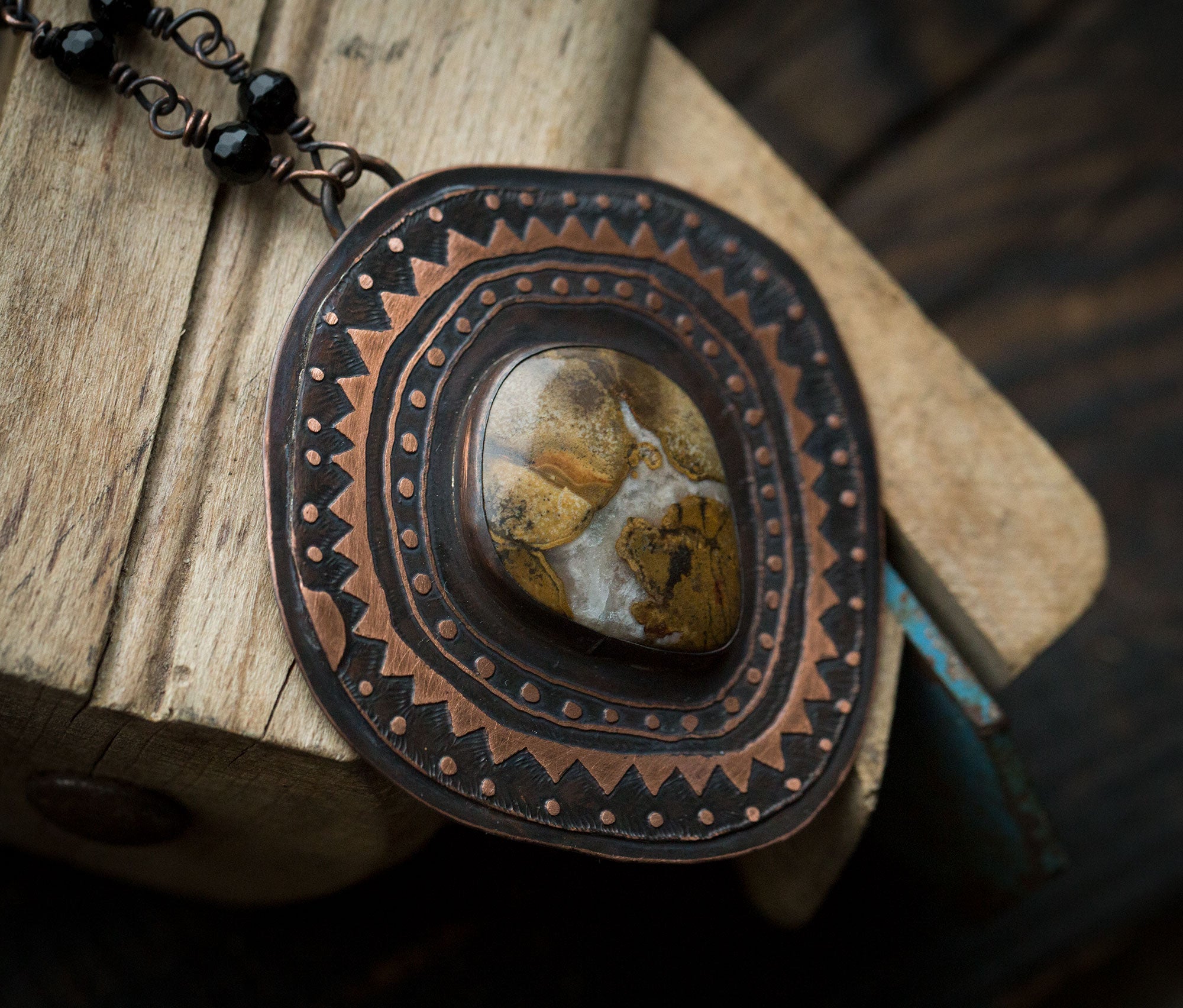 Naszyjnik z jaspisem, kwarcem i onyksem