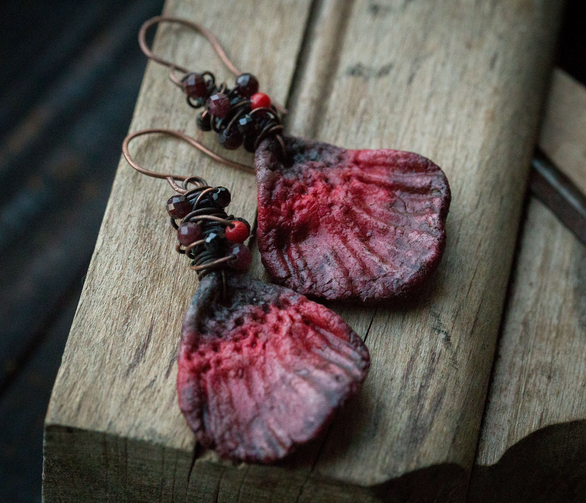 Kolczyki maki z lekkiej gliny i kamieni; granat, spinel