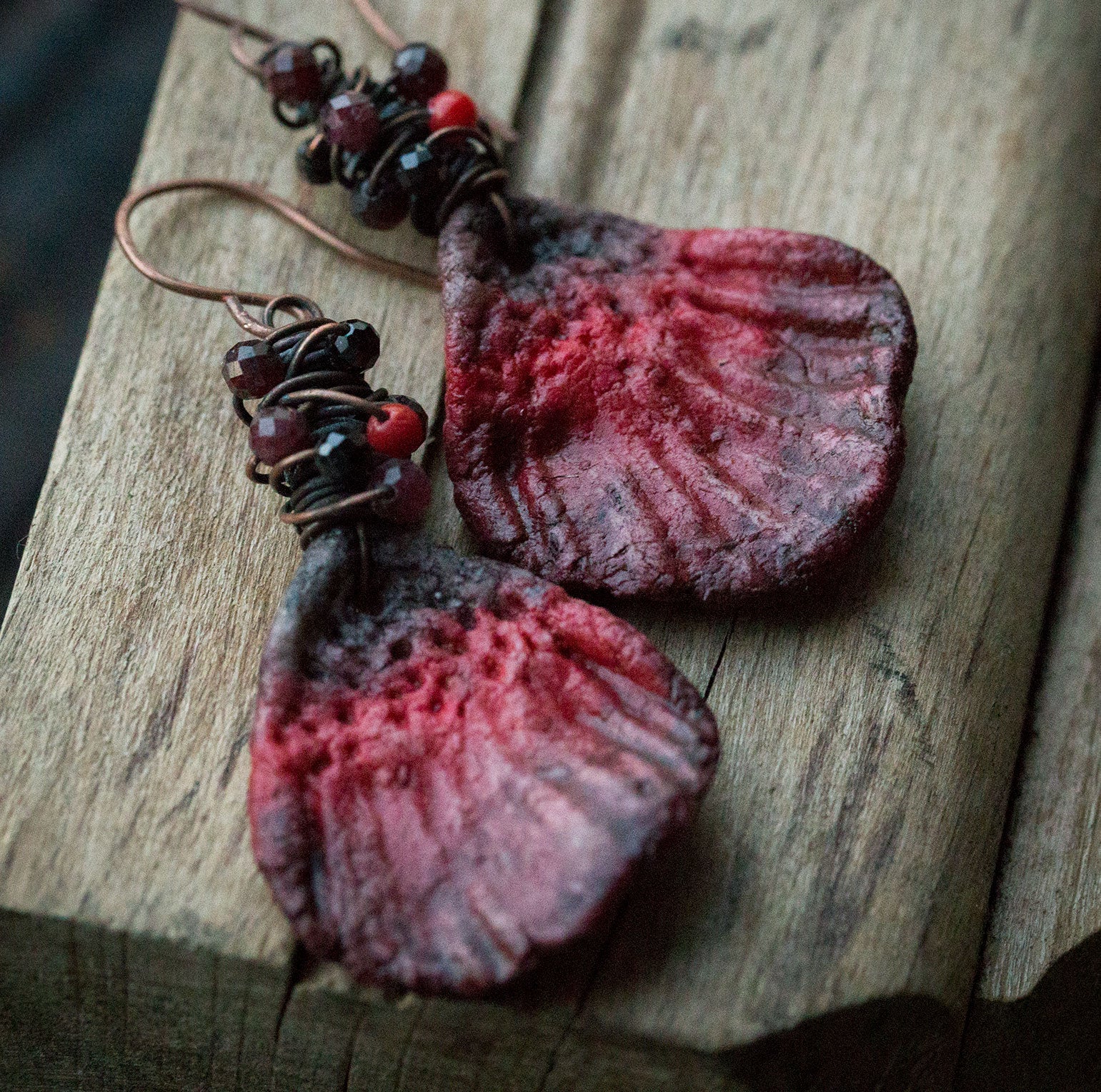 Kolczyki maki z lekkiej gliny i kamieni; granat, spinel