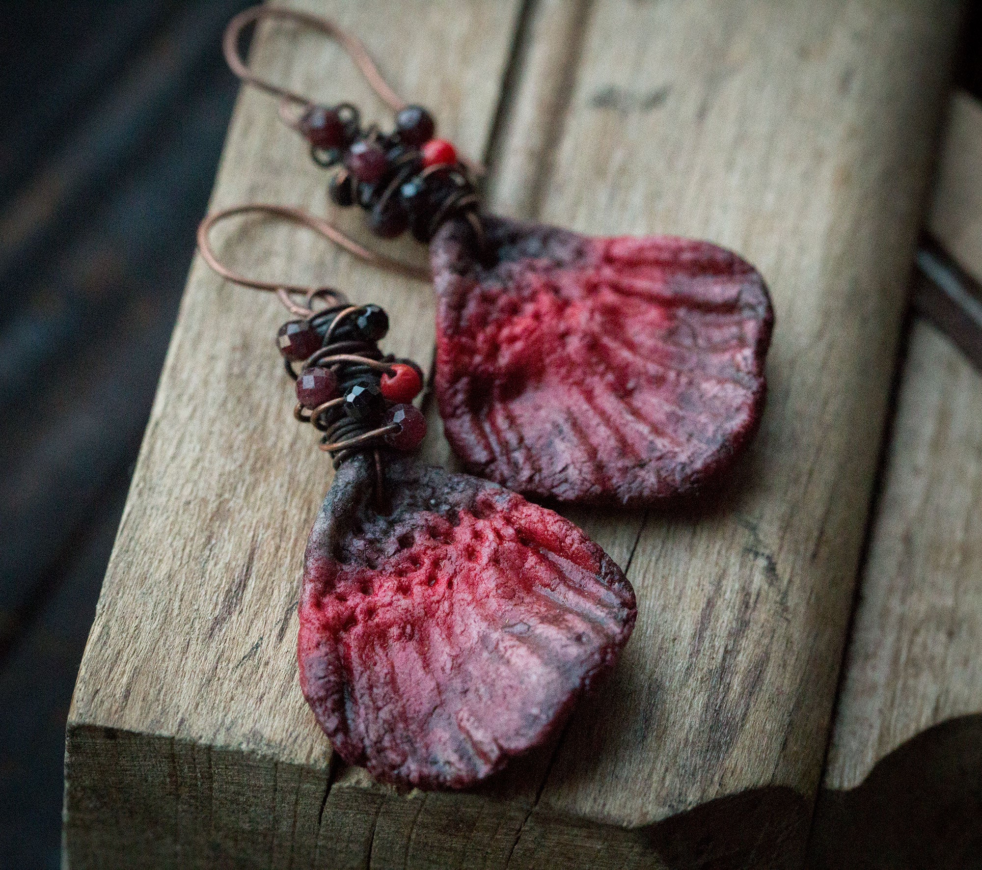 Kolczyki maki z lekkiej gliny i kamieni; granat, spinel