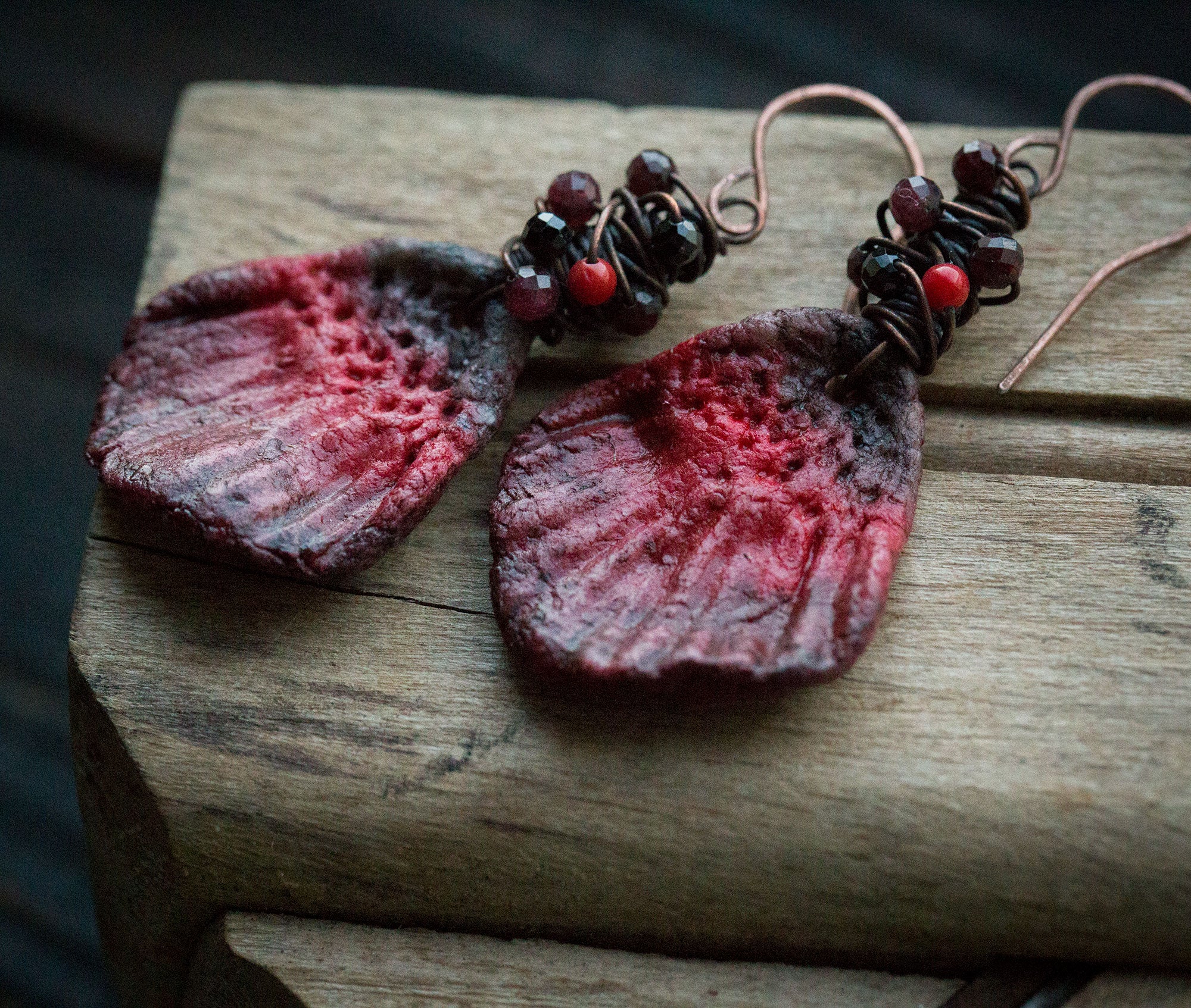 Kolczyki maki z lekkiej gliny i kamieni; granat, spinel