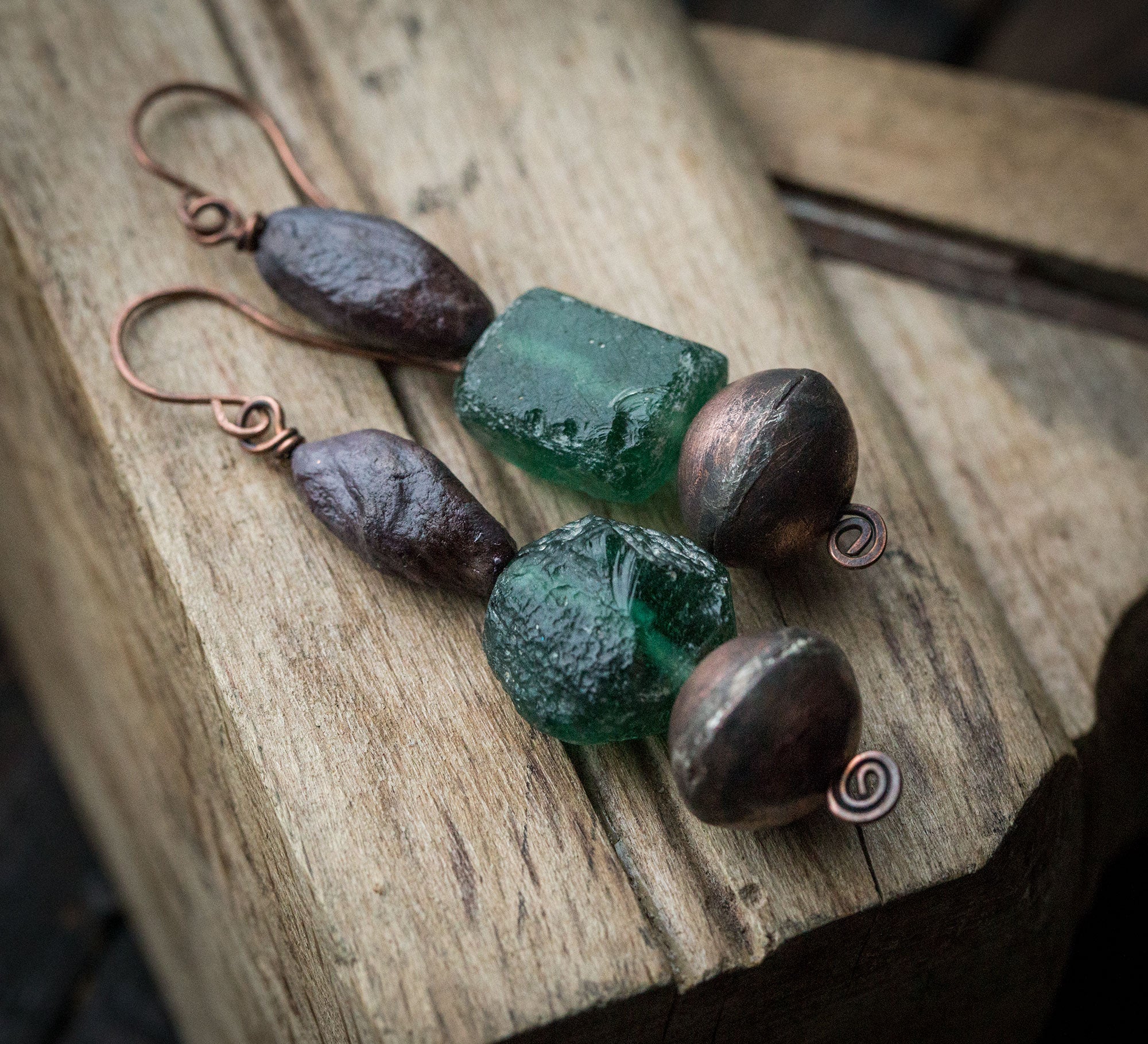 Etniczne kolczyki z miedzi, gliny i szkła antycznego