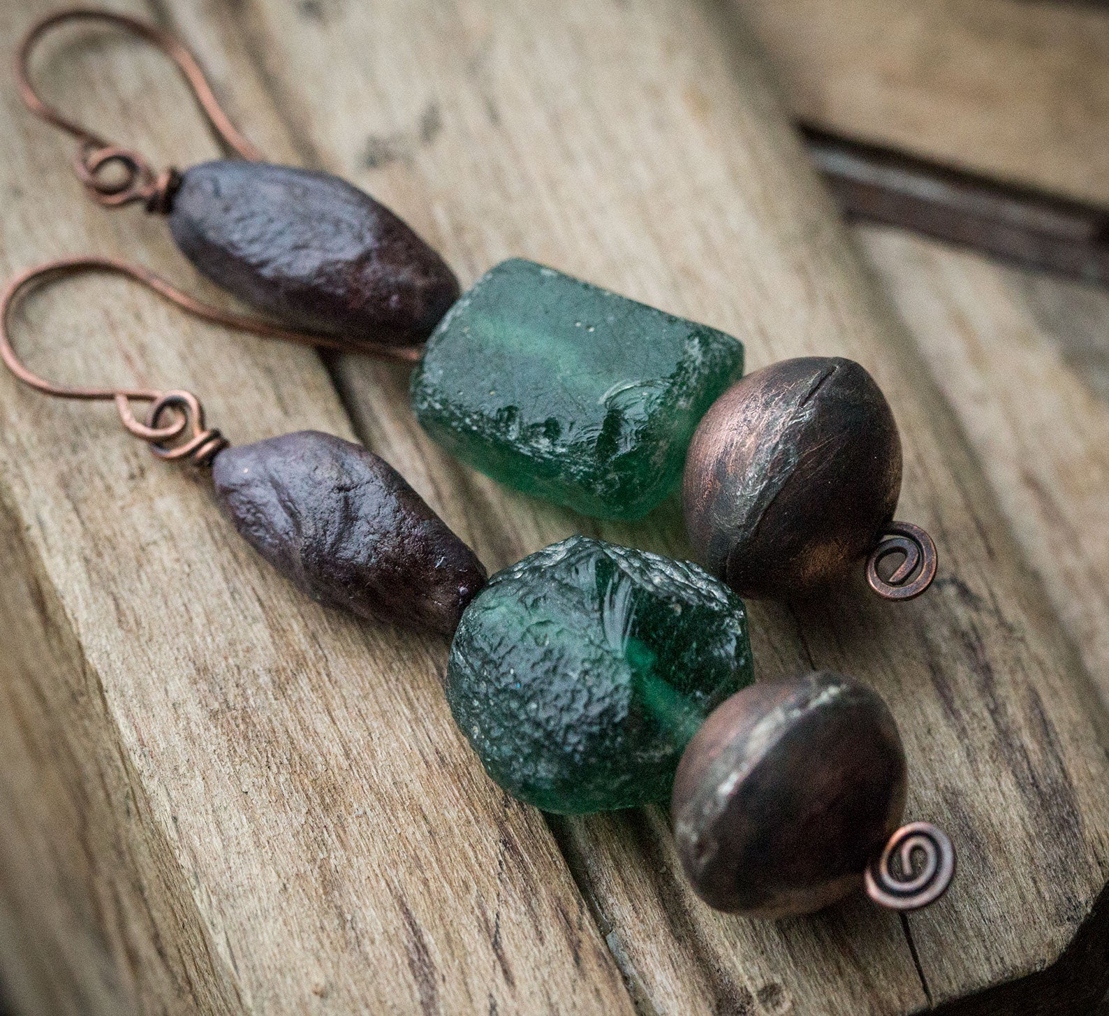 Etniczne kolczyki z miedzi, gliny i szkła antycznego