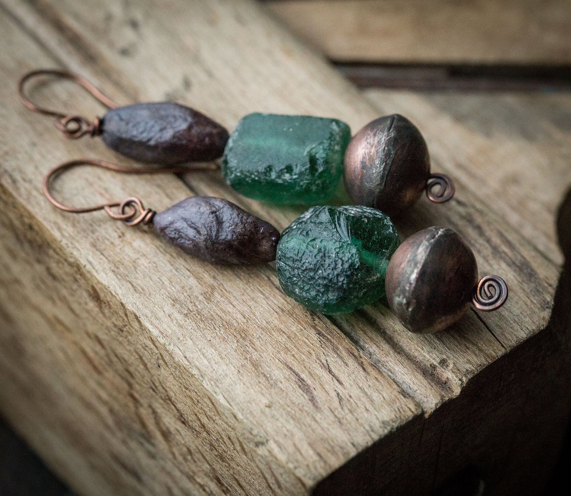 Etniczne kolczyki z miedzi, gliny i szkła antycznego