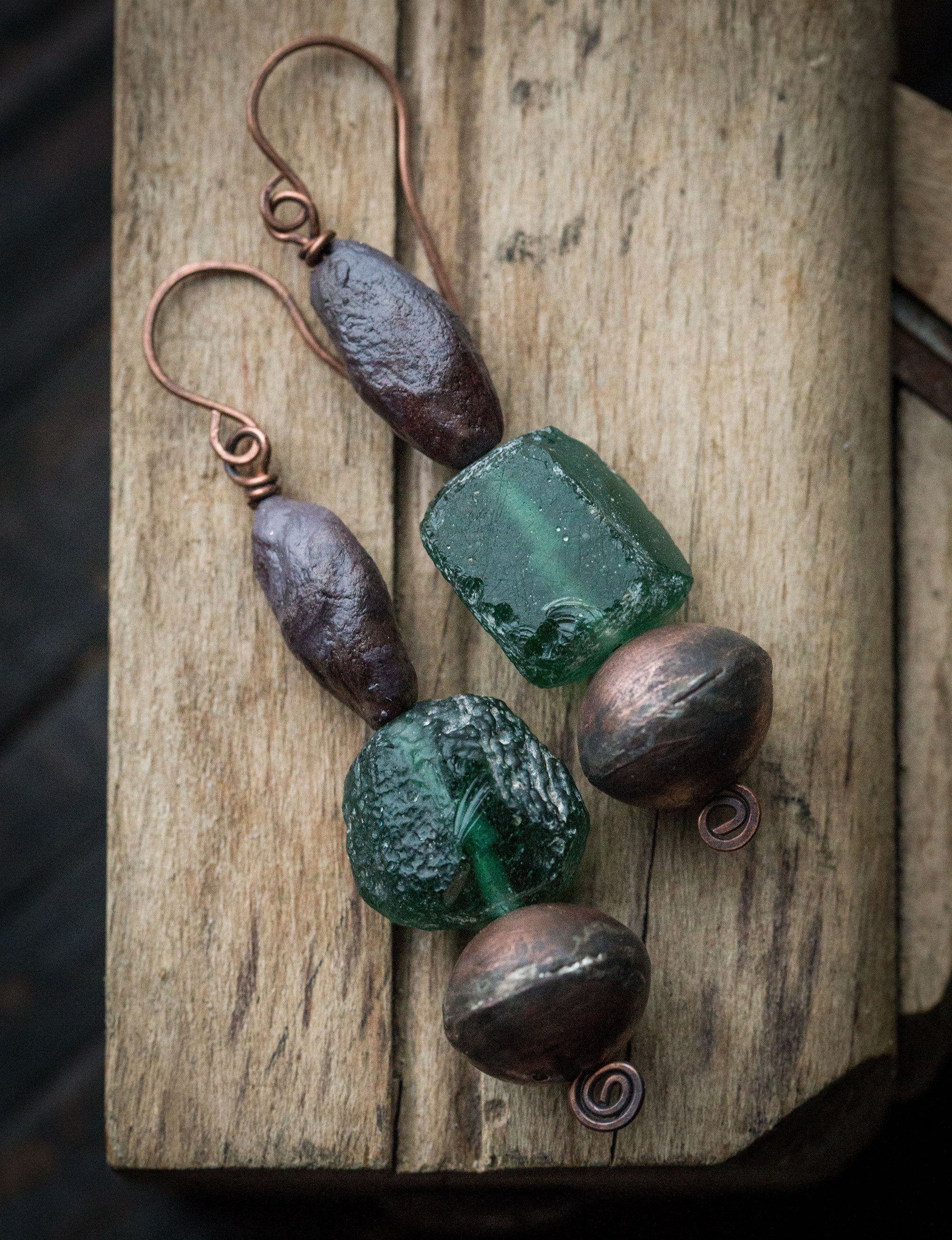 Etniczne kolczyki z miedzi, gliny i szkła antycznego