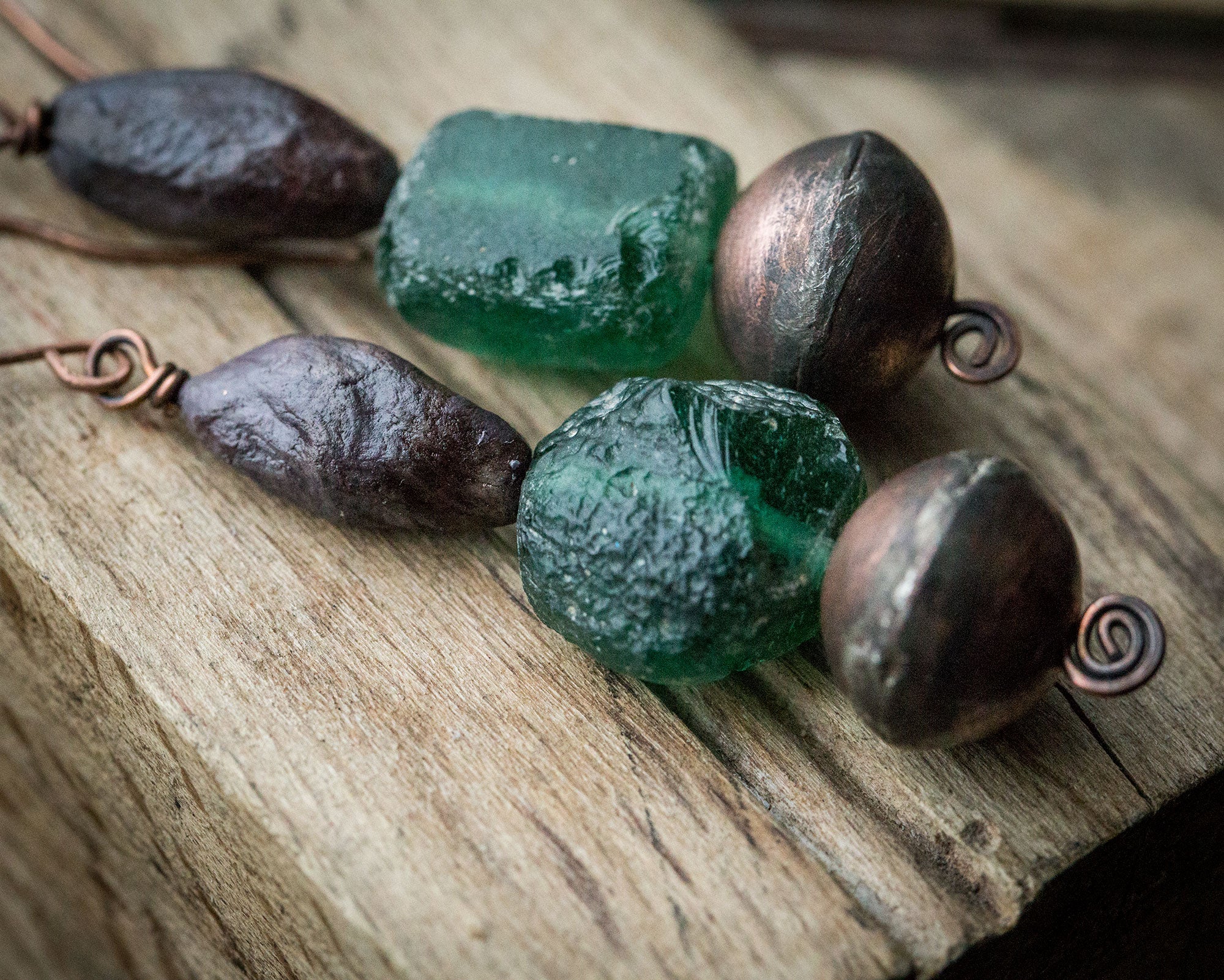 Etniczne kolczyki z miedzi, gliny i szkła antycznego