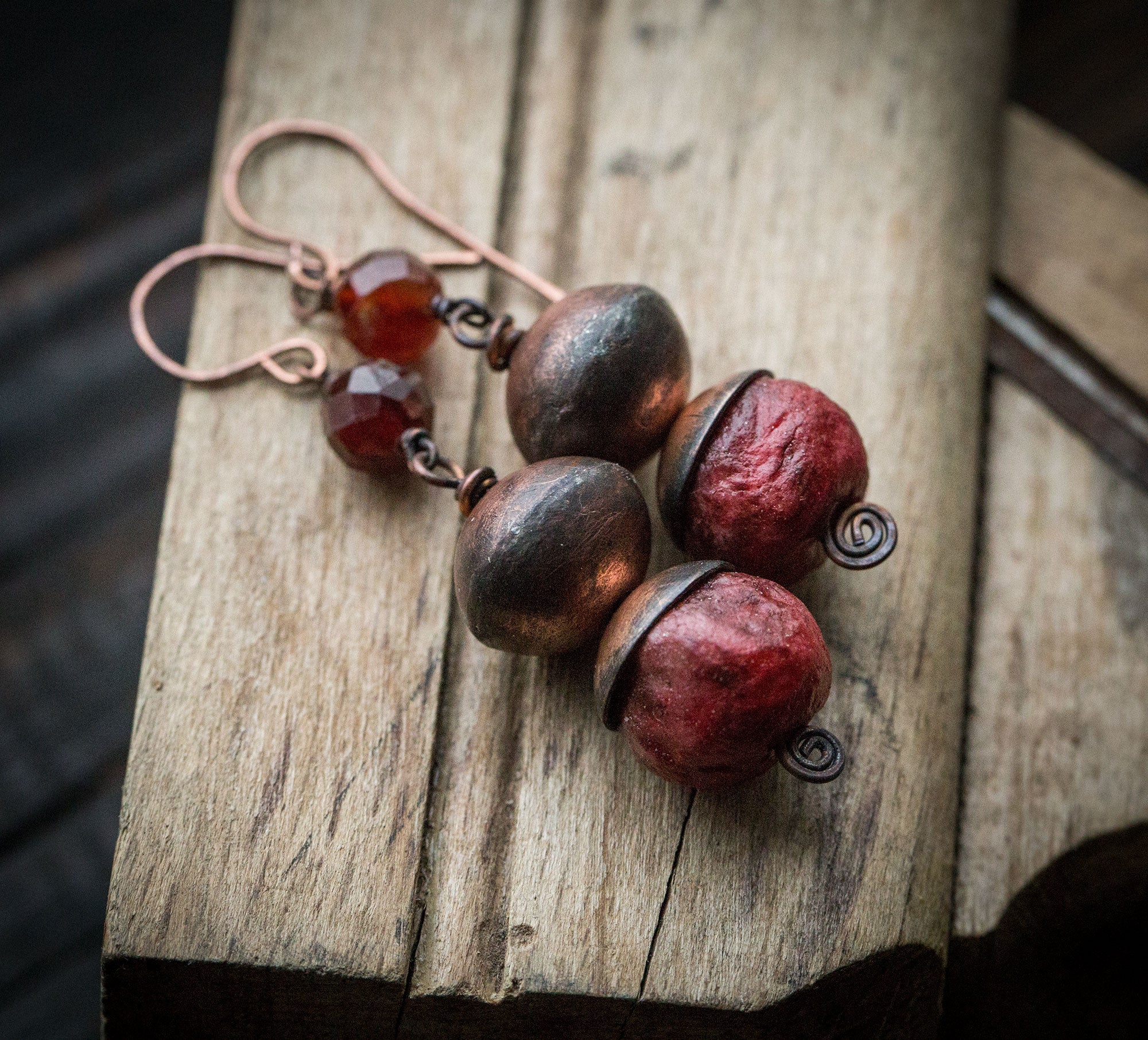 Etniczne kolczyki z miedzi, gliny i rudego granatu