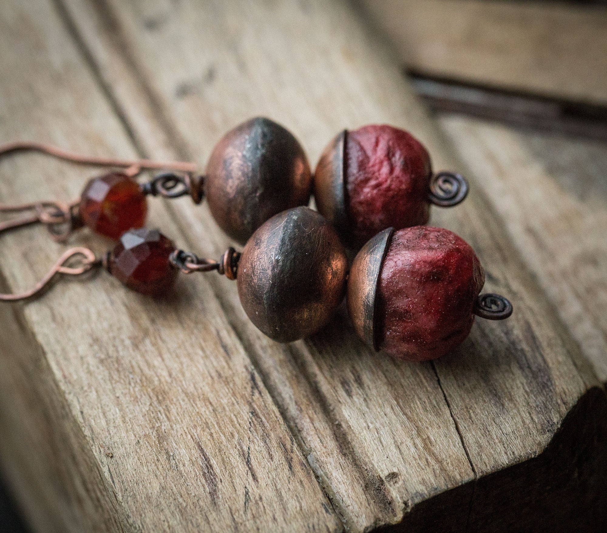 Etniczne kolczyki z miedzi, gliny i rudego granatu