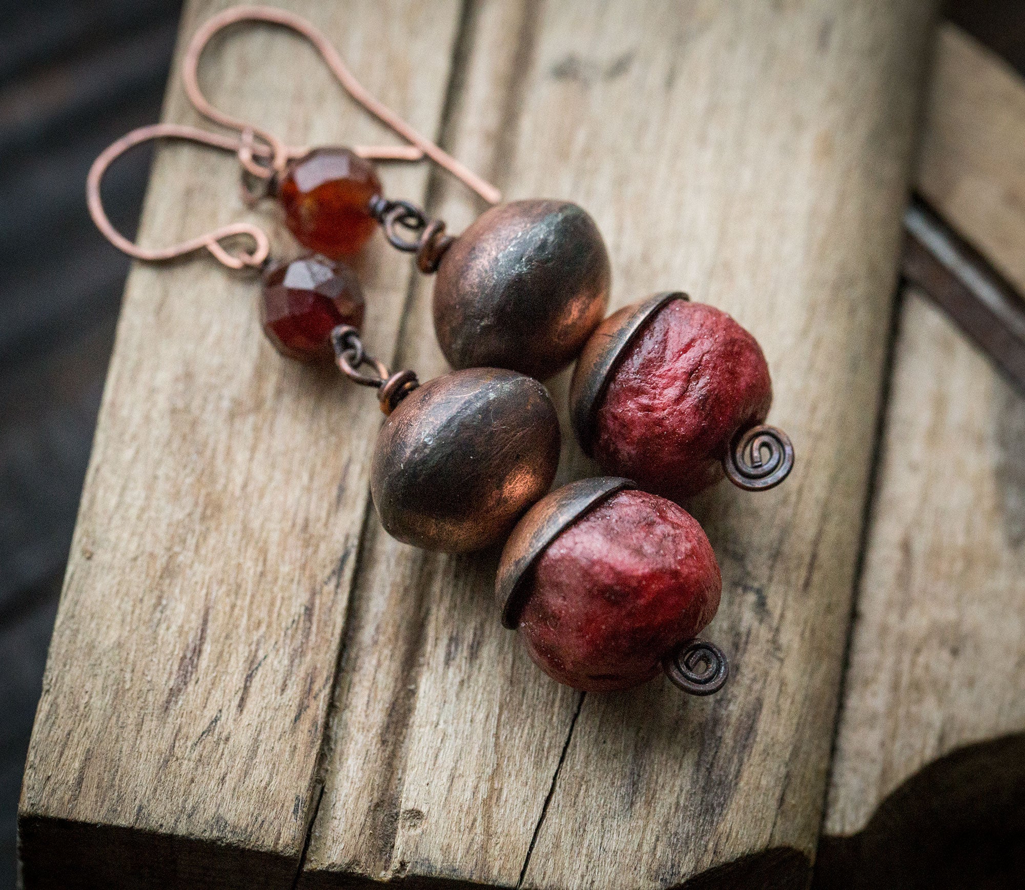 Etniczne kolczyki z miedzi, gliny i rudego granatu