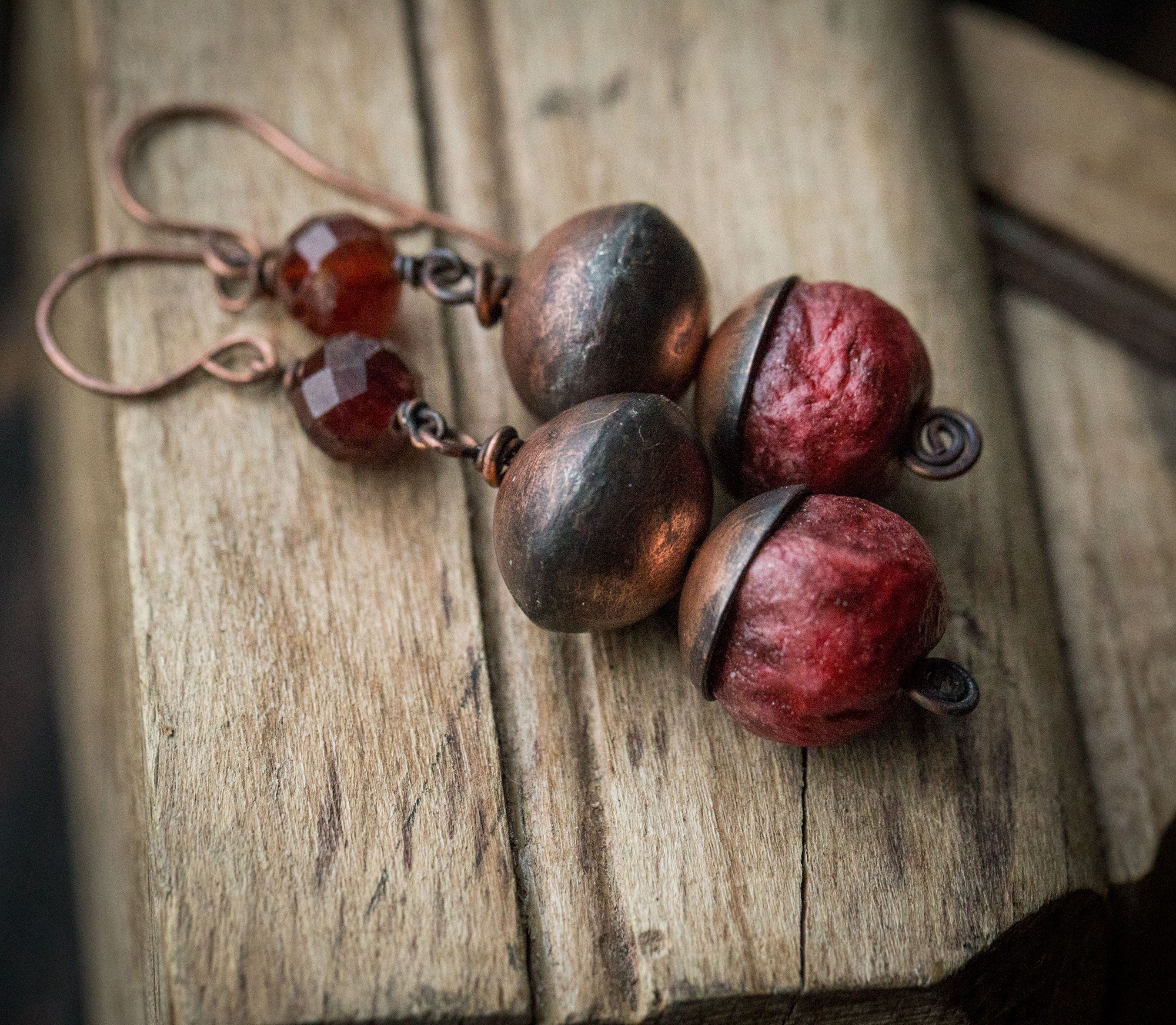 Etniczne kolczyki z miedzi, gliny i rudego granatu