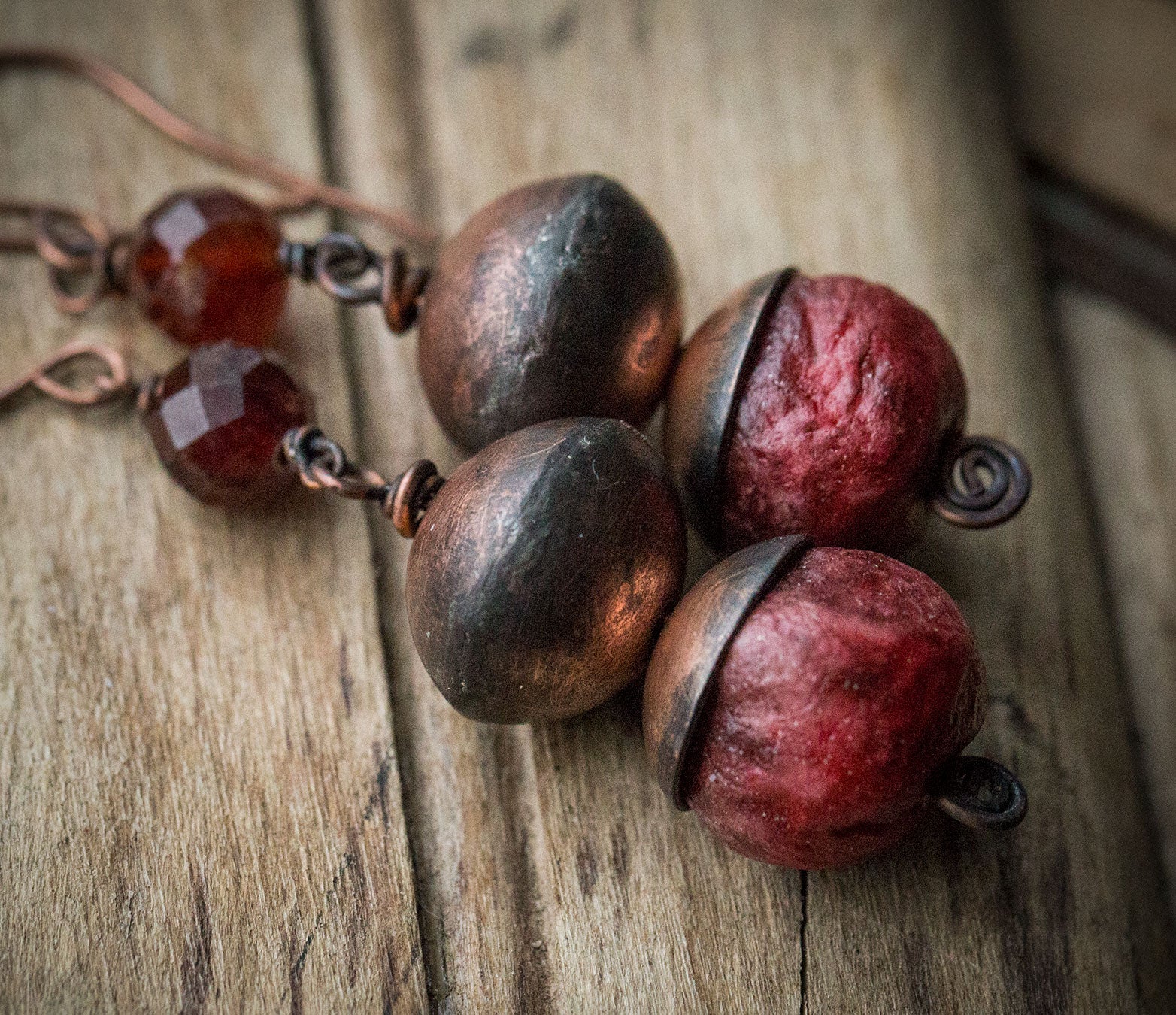 Etniczne kolczyki z miedzi, gliny i rudego granatu