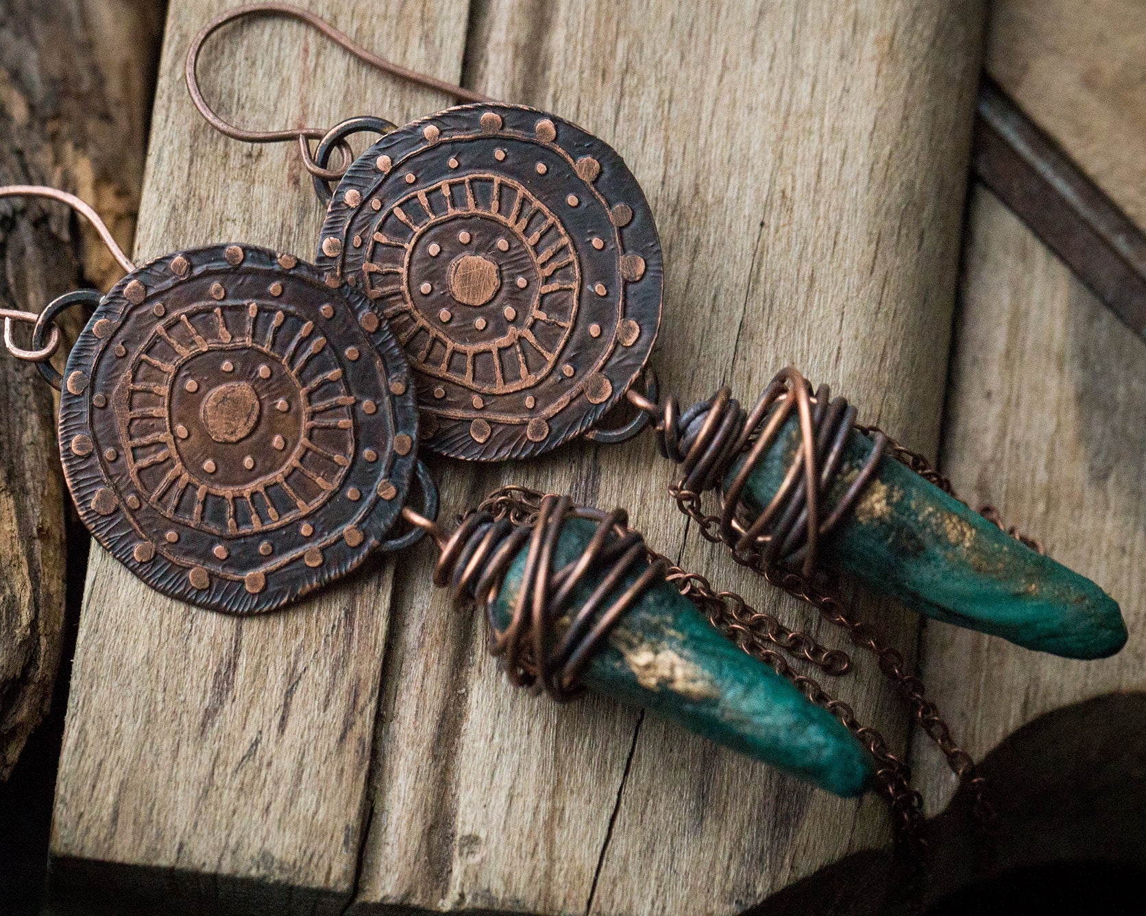 Kolczyki z miedzi i gliny w pierwotnym, etnicznym stylu, turkus