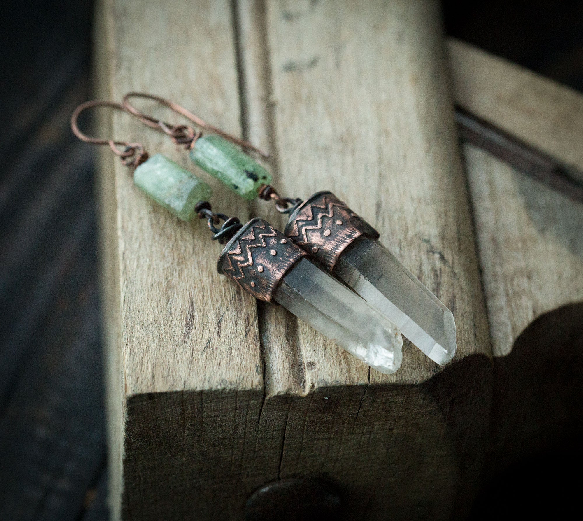 Kolczyki z etnicznym wzorem, kryształami kwarcu i zielonym kianitem