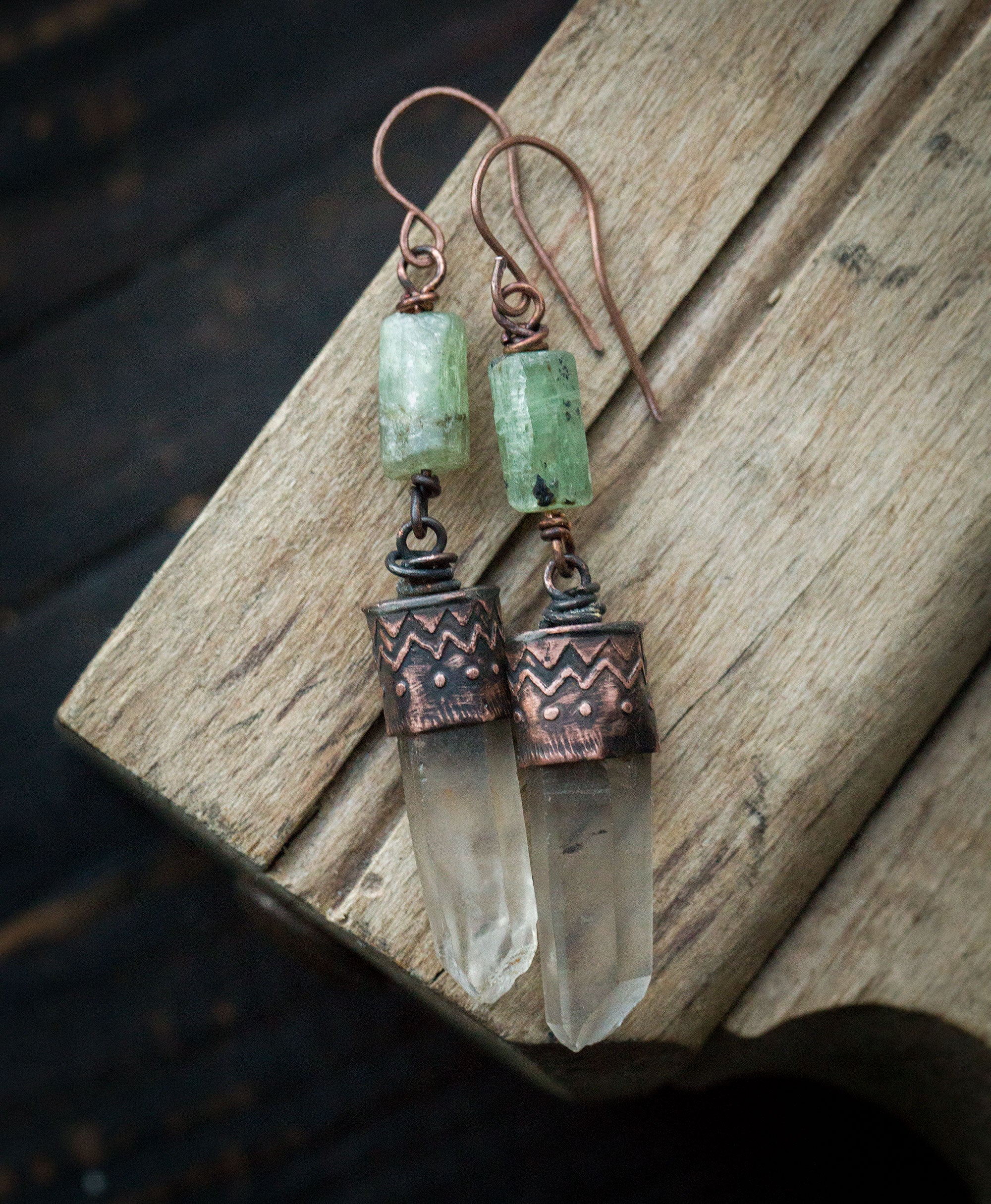 Kolczyki z etnicznym wzorem, kryształami kwarcu i zielonym kianitem