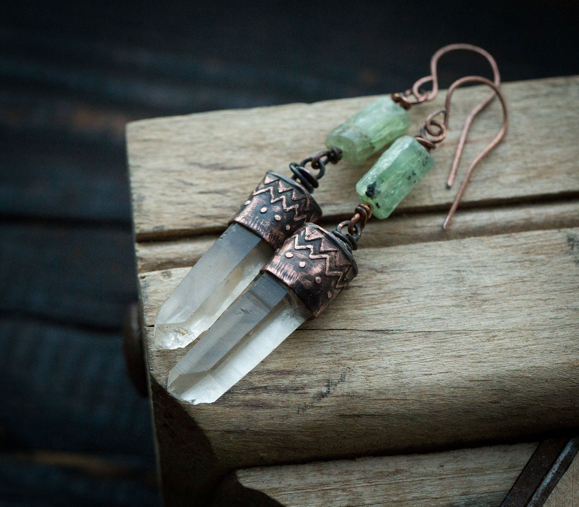 Kolczyki z etnicznym wzorem, kryształami kwarcu i zielonym kianitem