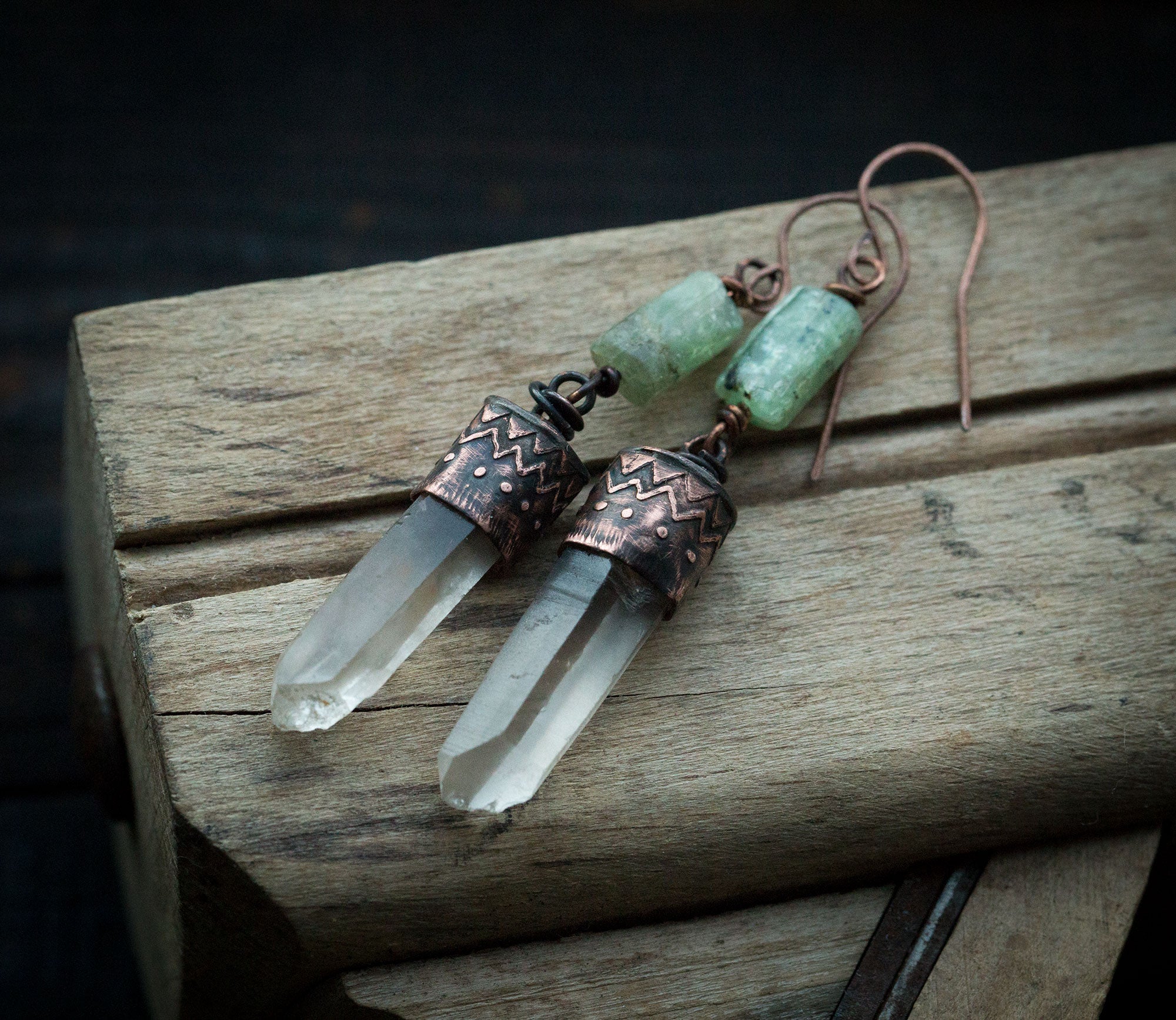 Kolczyki z etnicznym wzorem, kryształami kwarcu i zielonym kianitem