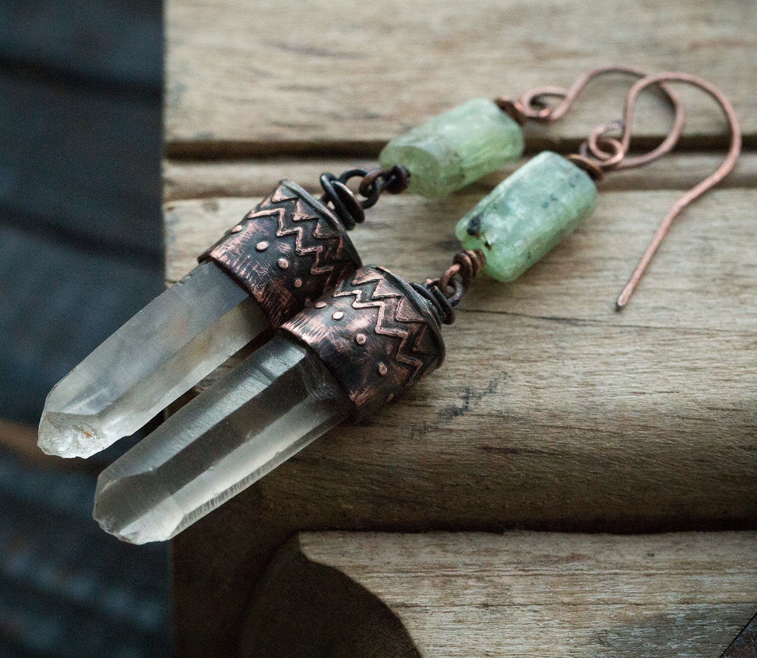 Kolczyki z etnicznym wzorem, kryształami kwarcu i zielonym kianitem