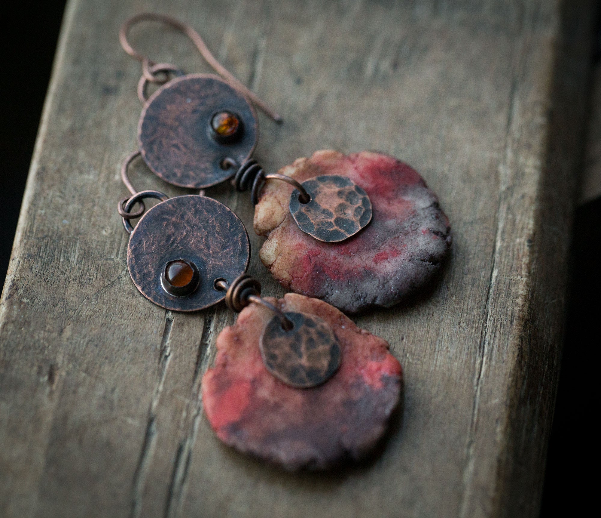 Kolczyki z miedzi i gliny w pierwotnym, etnicznym stylu, z bursztynem