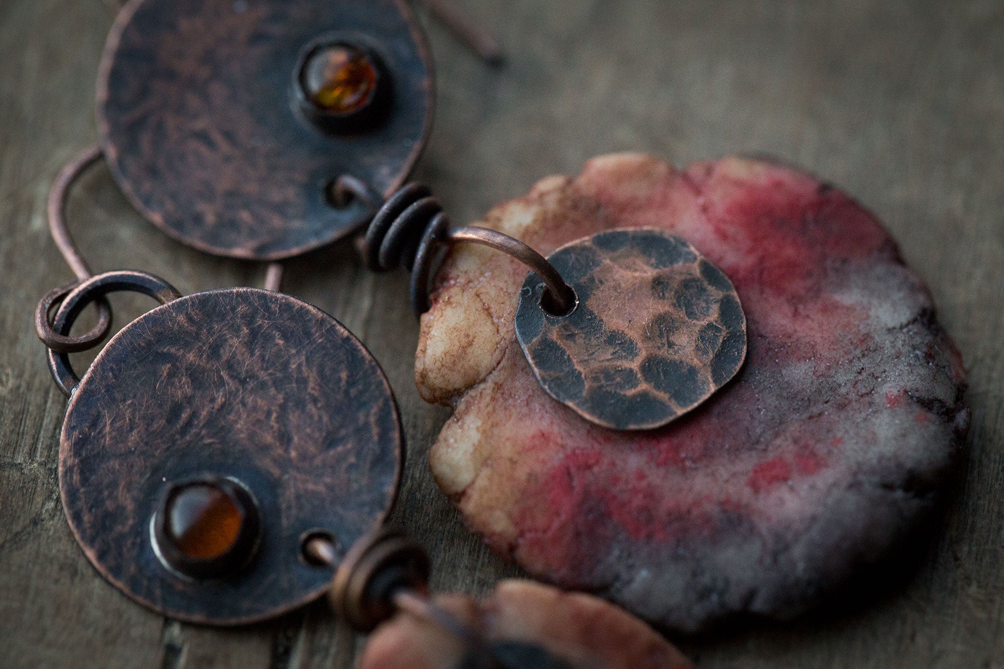 Kolczyki z miedzi i gliny w pierwotnym, etnicznym stylu, z bursztynem