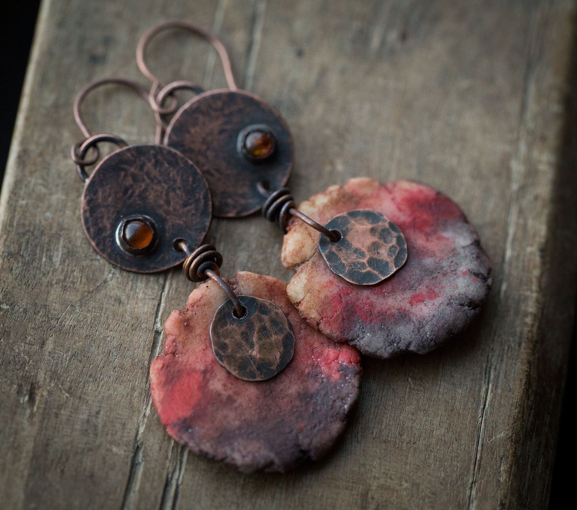 Kolczyki z miedzi i gliny w pierwotnym, etnicznym stylu, z bursztynem