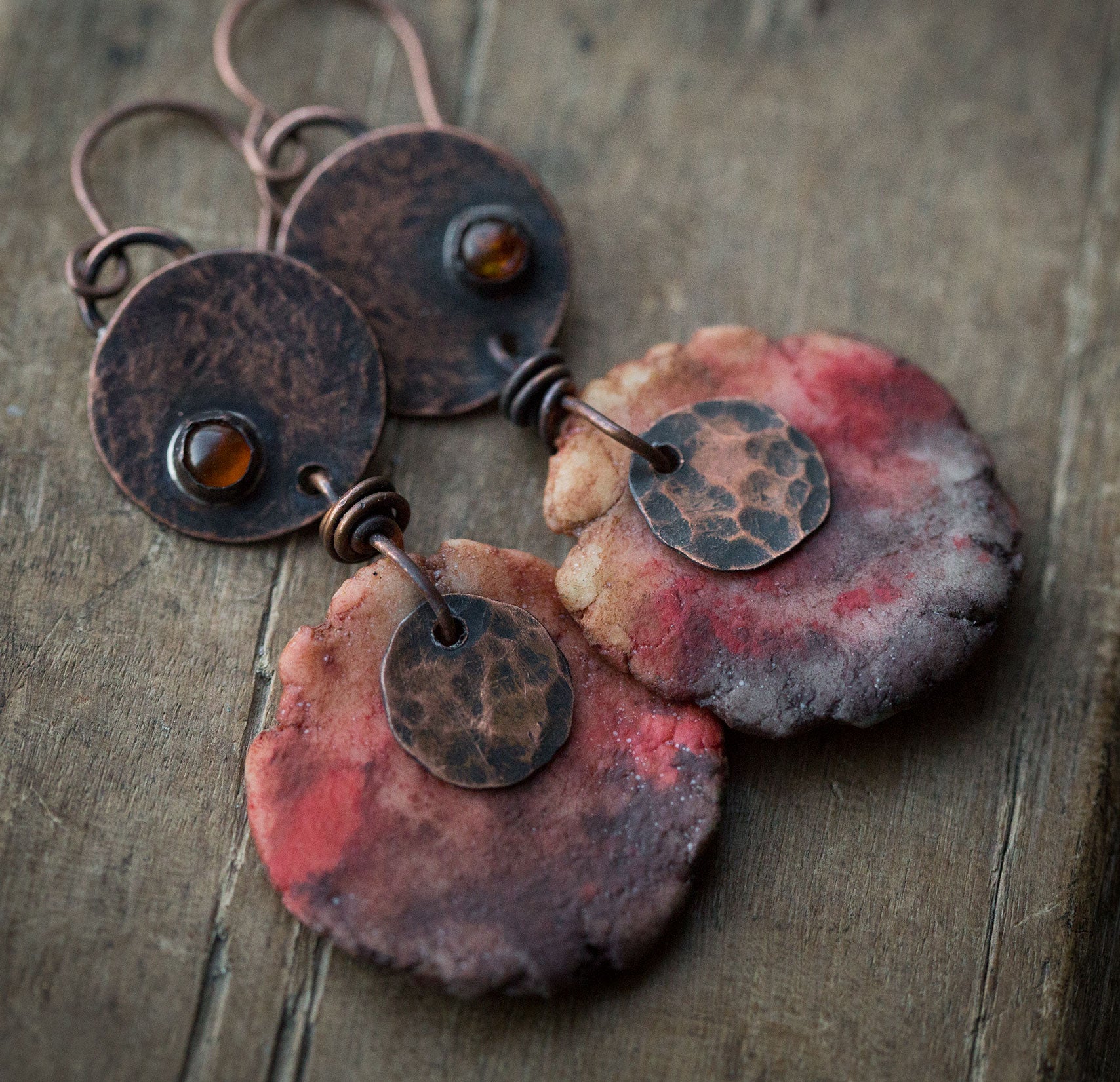 Kolczyki z miedzi i gliny w pierwotnym, etnicznym stylu, z bursztynem