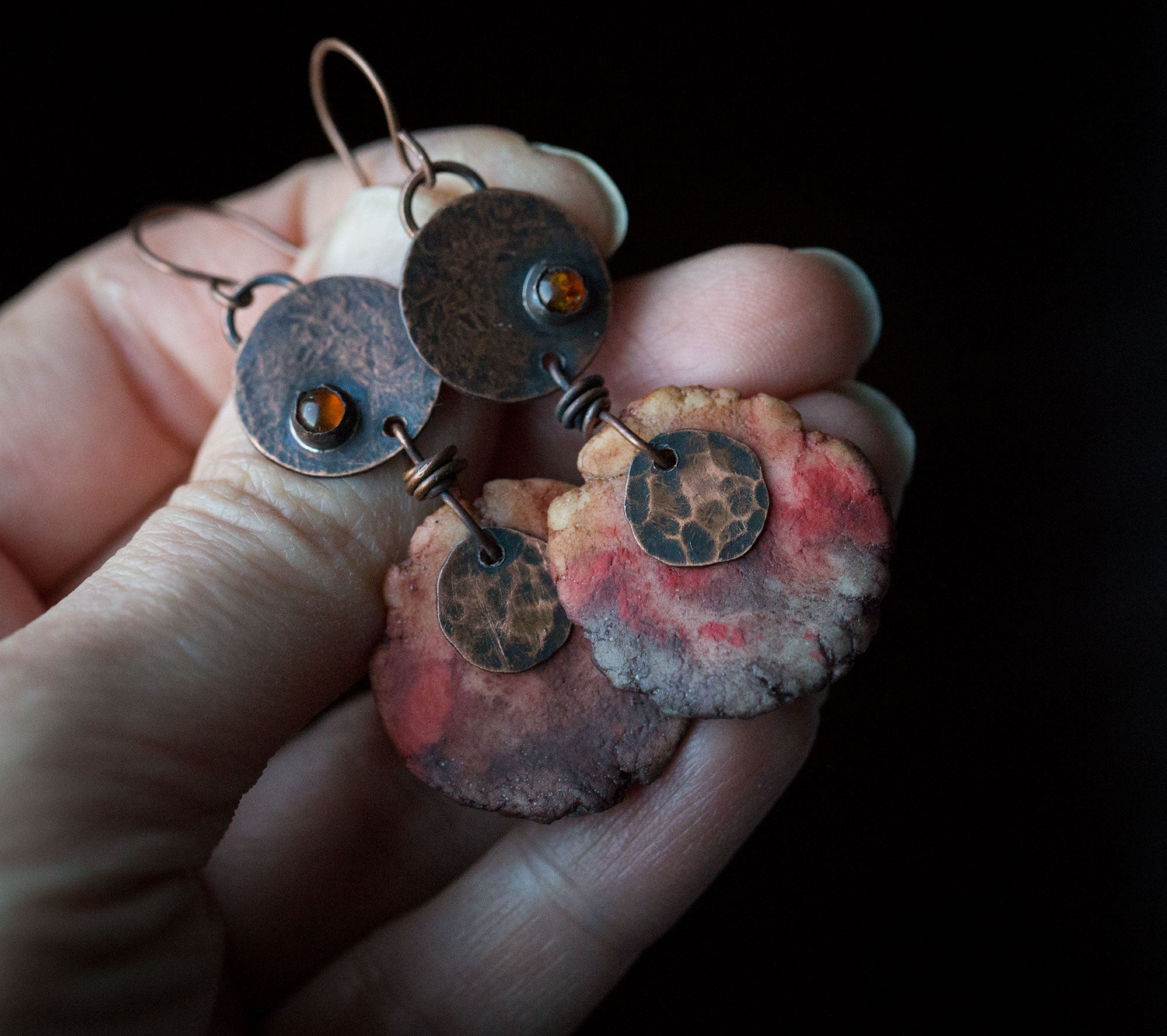 Kolczyki z miedzi i gliny w pierwotnym, etnicznym stylu, z bursztynem