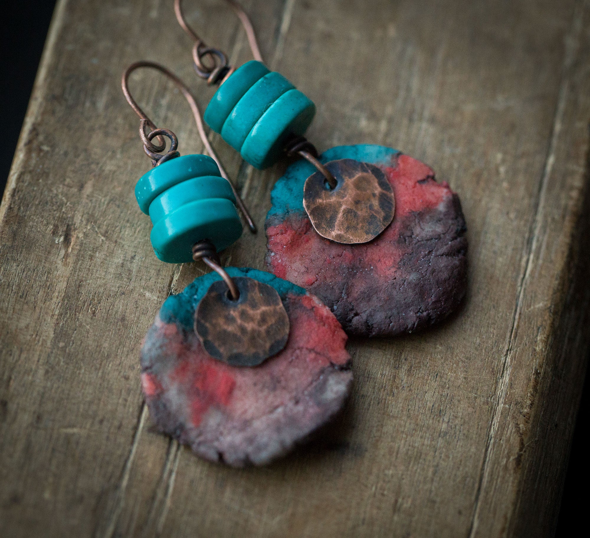 Kolczyki z miedzi i gliny w pierwotnym, etnicznym stylu, z turkusem