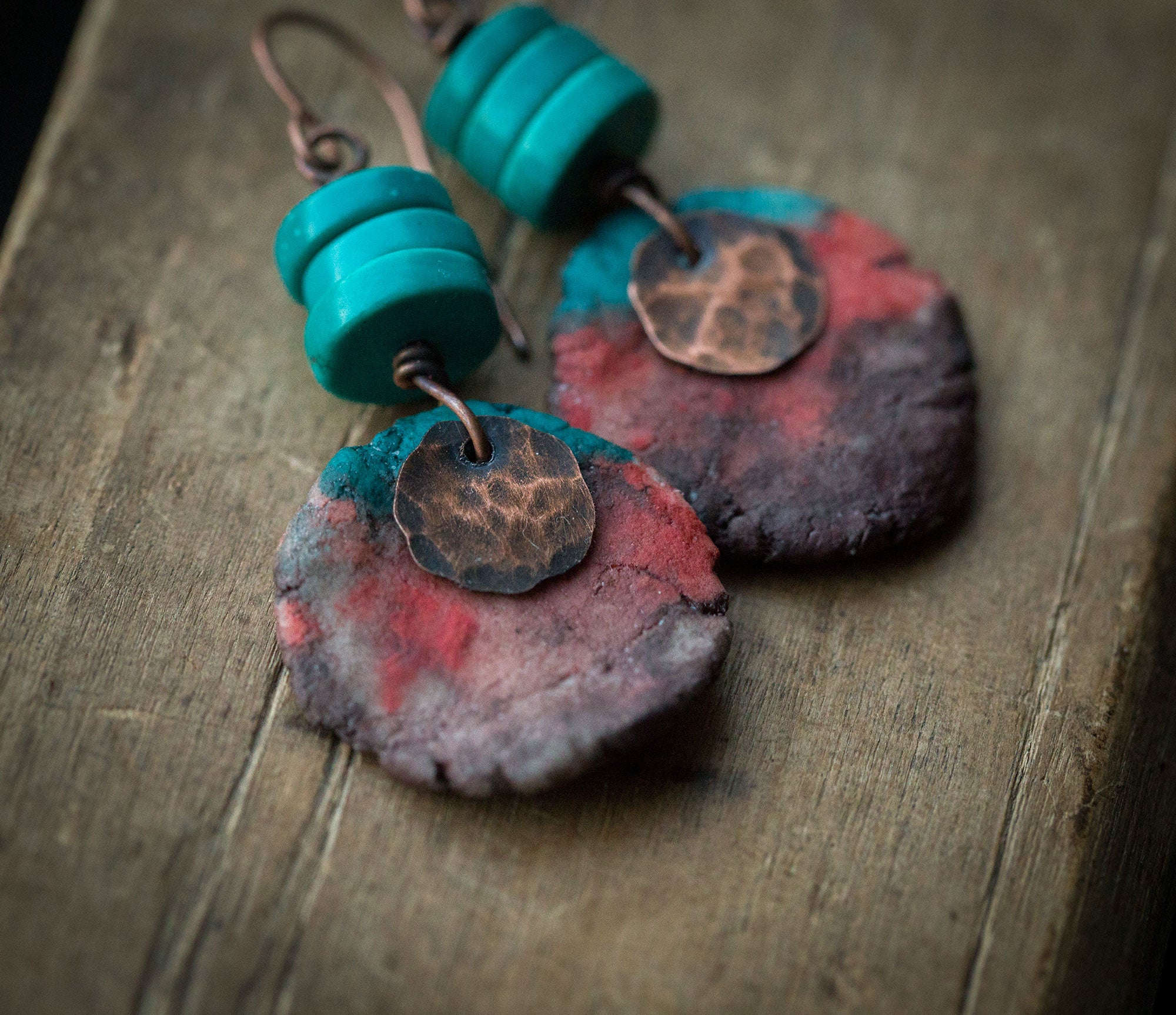 Kolczyki z miedzi i gliny w pierwotnym, etnicznym stylu, z turkusem