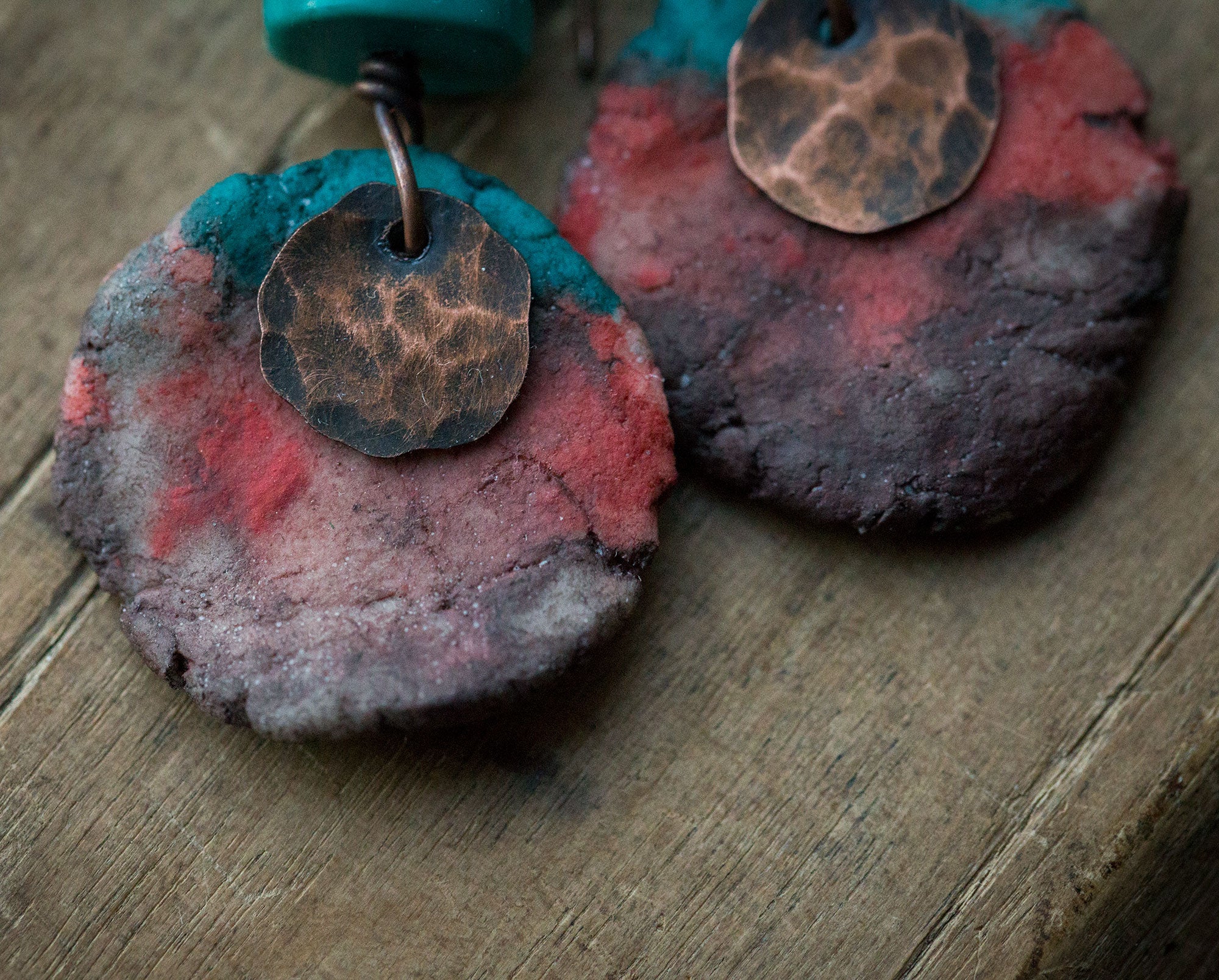 Kolczyki z miedzi i gliny w pierwotnym, etnicznym stylu, z turkusem