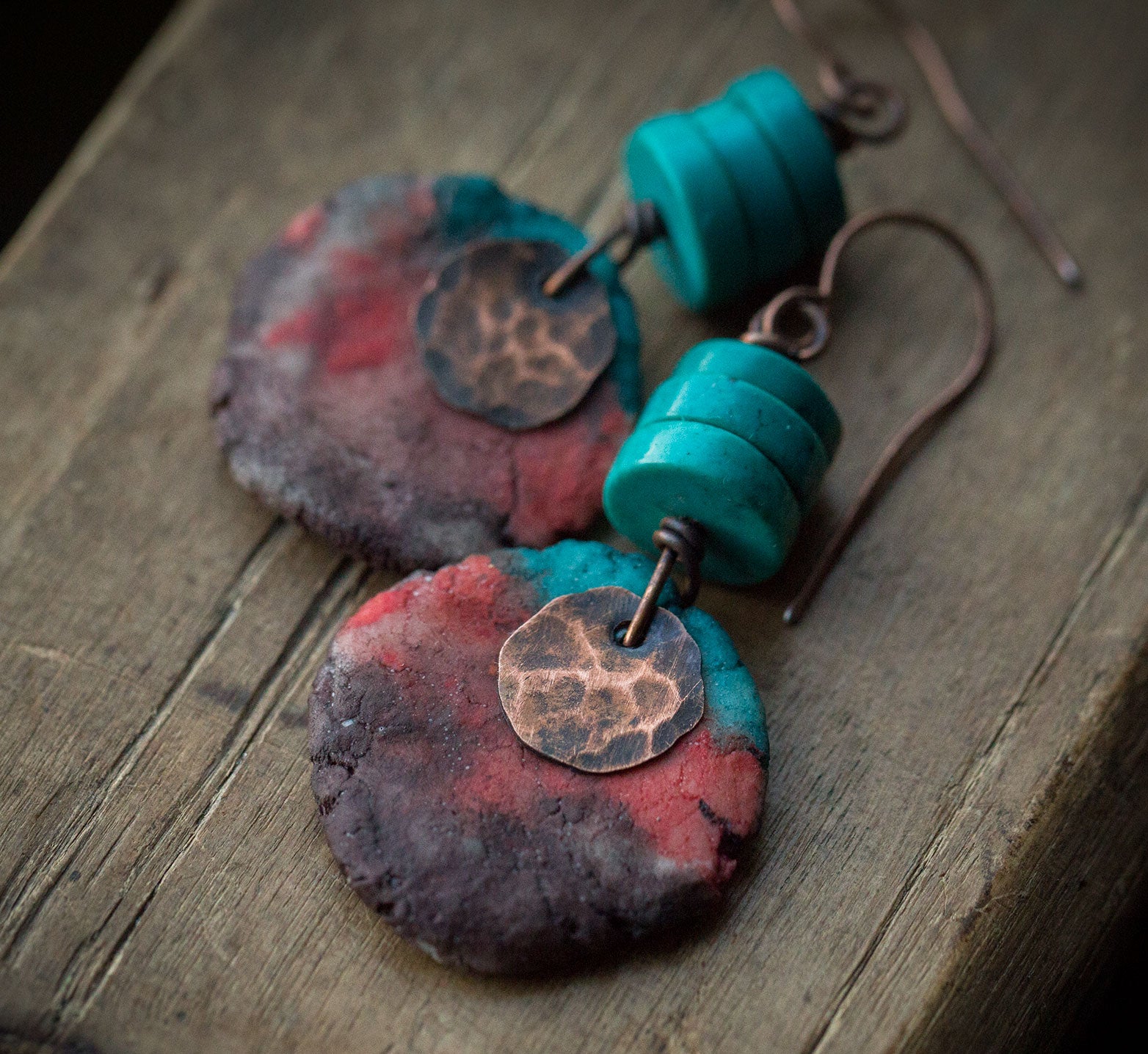 Kolczyki z miedzi i gliny w pierwotnym, etnicznym stylu, z turkusem