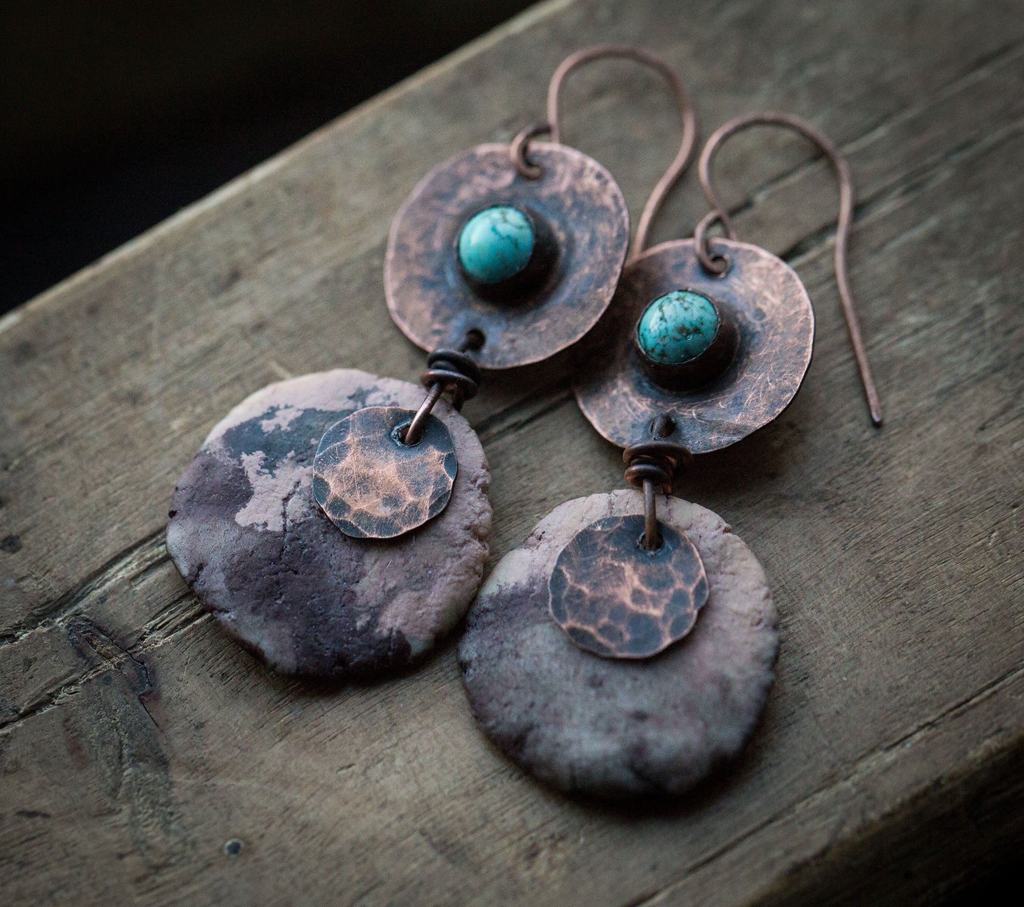 Brązowe kolczyki z miedzi i gliny z turkusem
