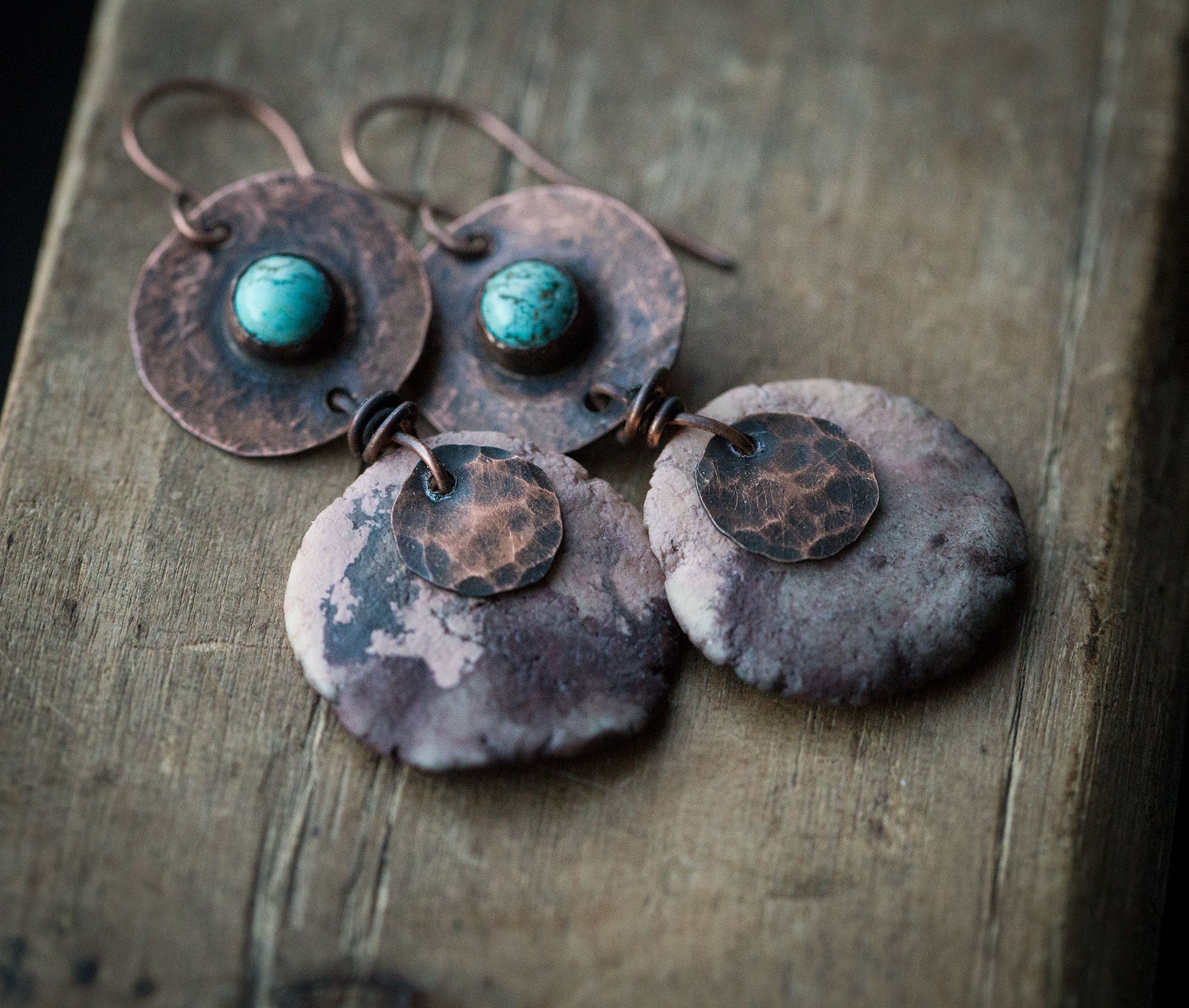 Brązowe kolczyki z miedzi i gliny z turkusem