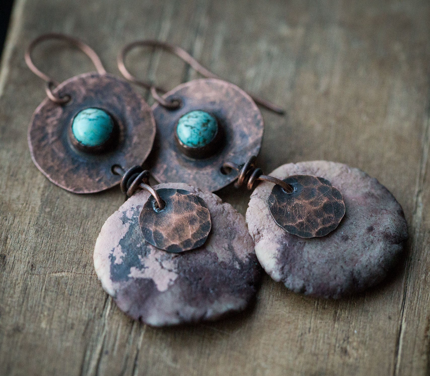 Brązowe kolczyki z miedzi i gliny z turkusem