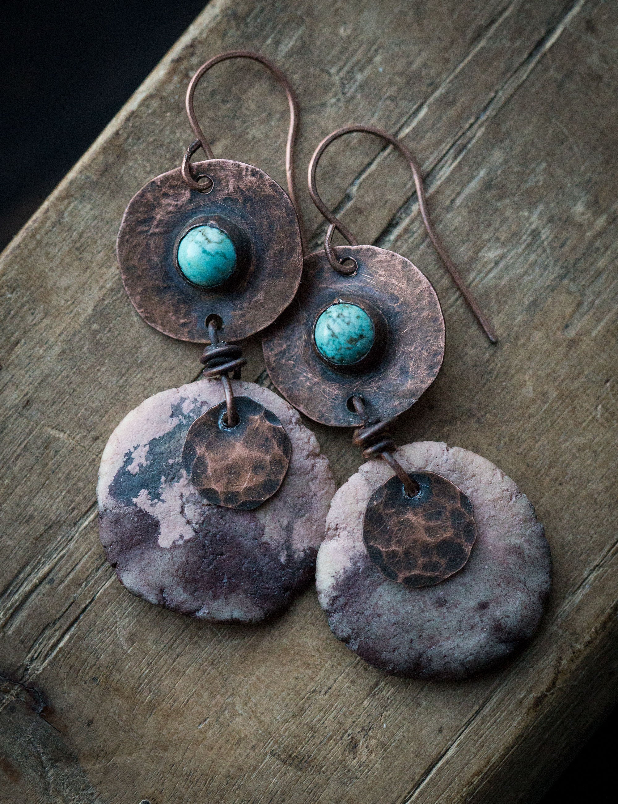 Brązowe kolczyki z miedzi i gliny z turkusem
