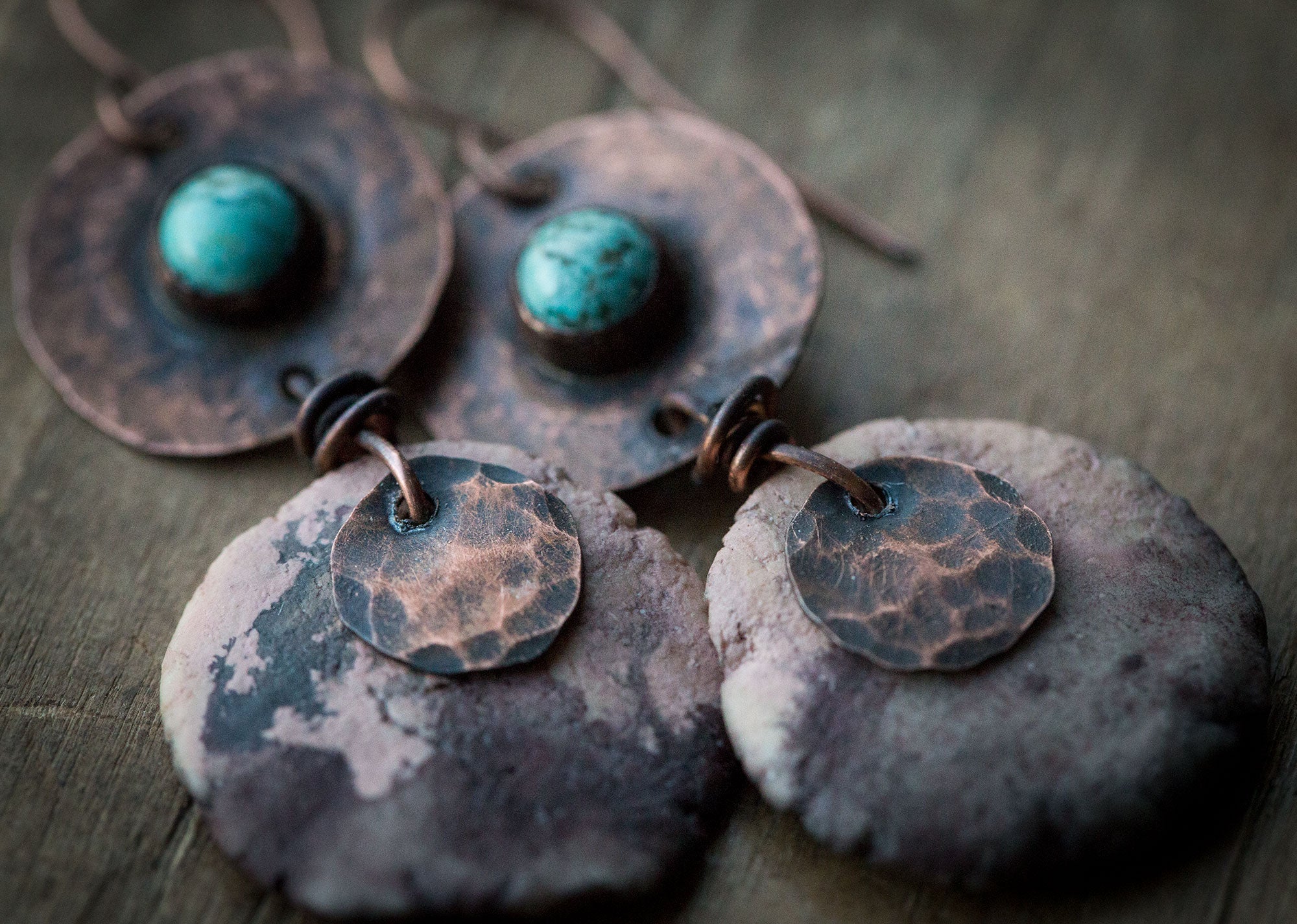 Brązowe kolczyki z miedzi i gliny z turkusem