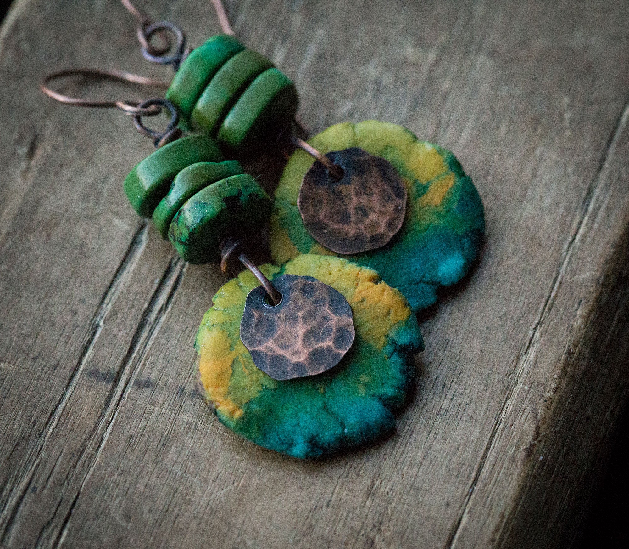 Zielono-turkusowo-żółte kolczyki z miedzi i gliny z zielonym turkusem